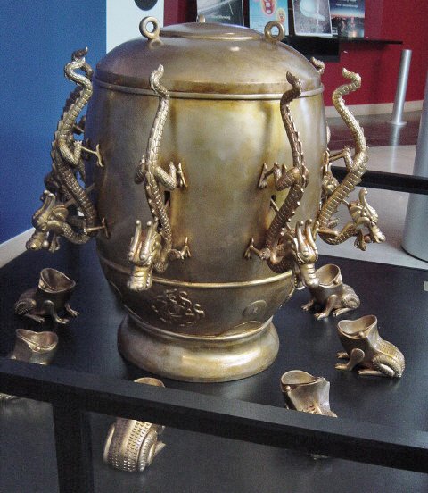 Chinese Seismograph (China, 132 CE) (image credits: wikimedia)