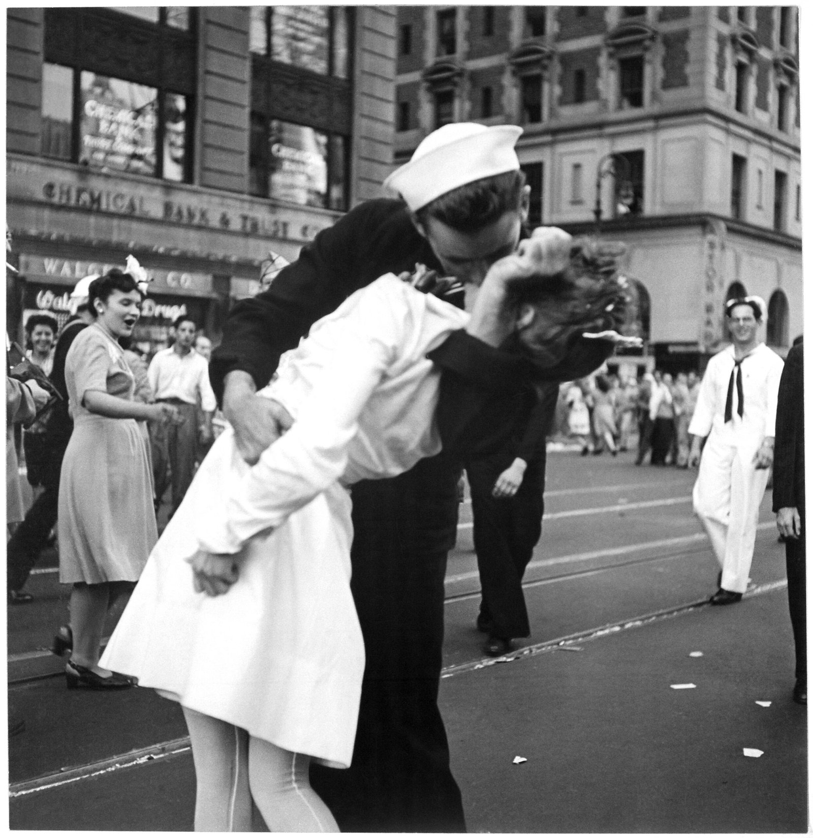 V-J Day in Times Square (1945) – Alfred Eisenstaedt (image credits: wikimedia)