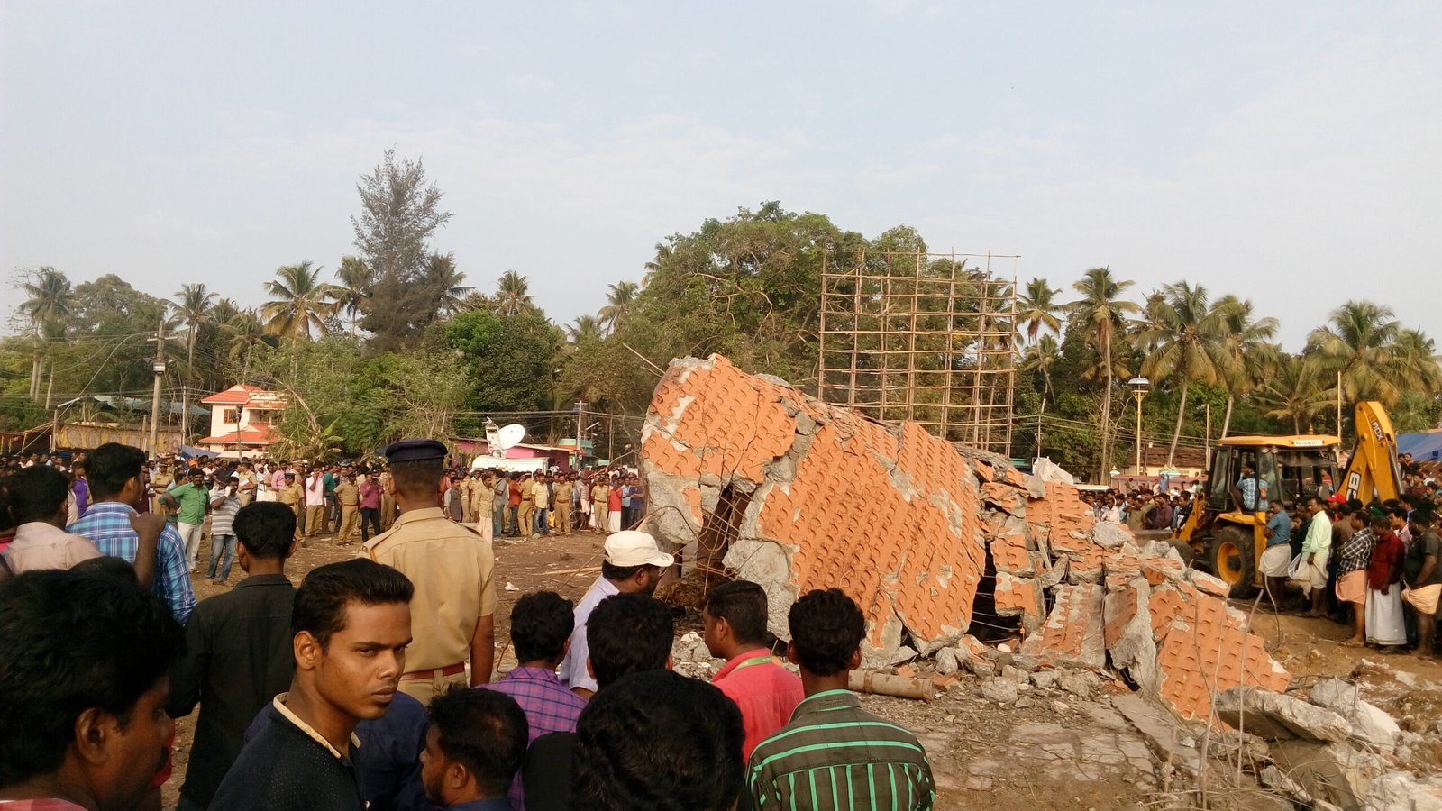 Puttingal Temple Fire (2016) – Fireworks Catastrophe (image credits: wikimedia)