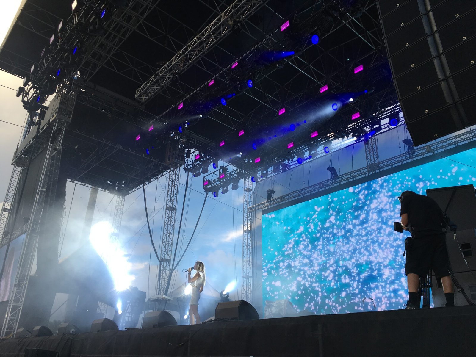 The Impact of Technology on Music Festivals (image credits: wikimedia)