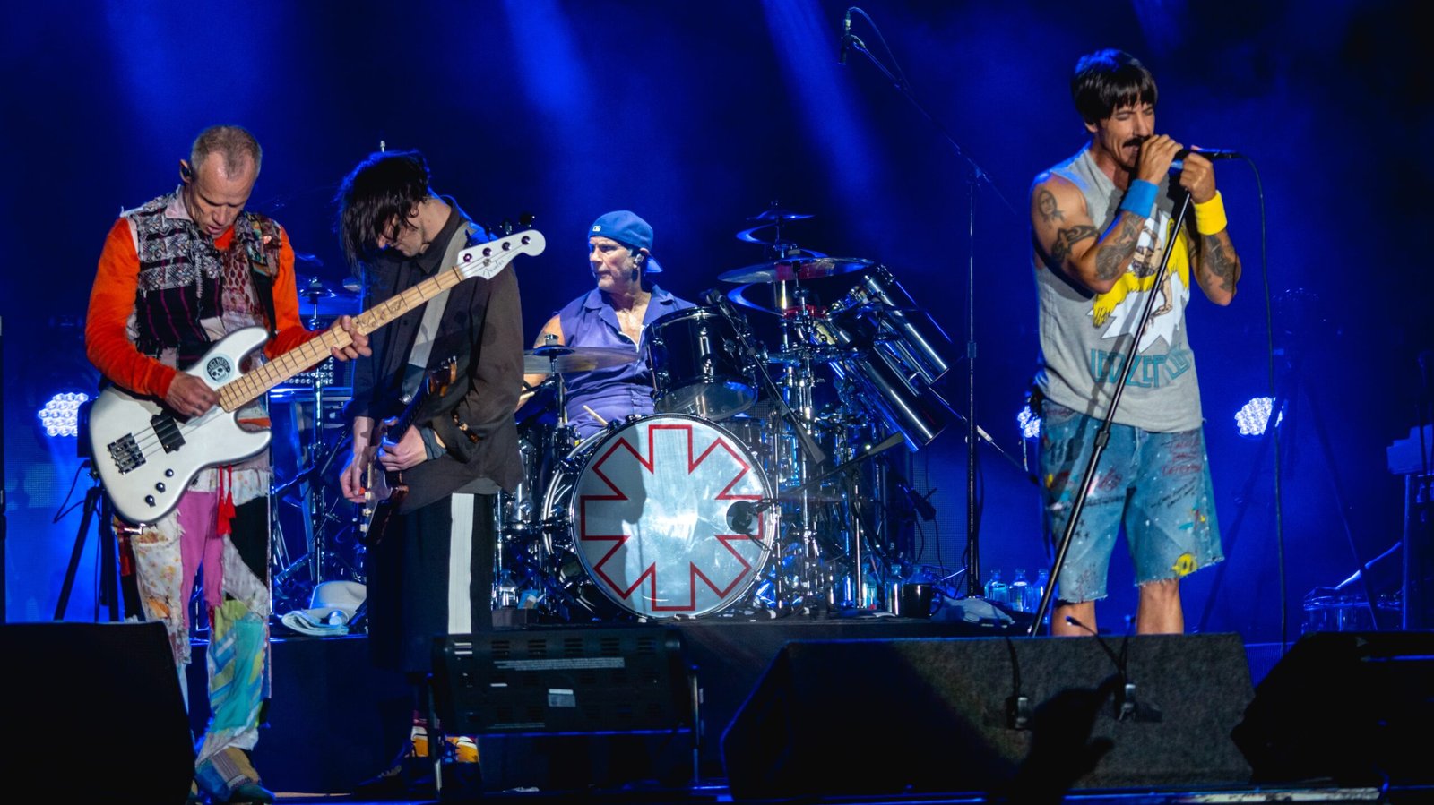 Radiohead & Thom Yorke with Red Hot Chili Peppers – Coachella (2003) (image credits: wikimedia)