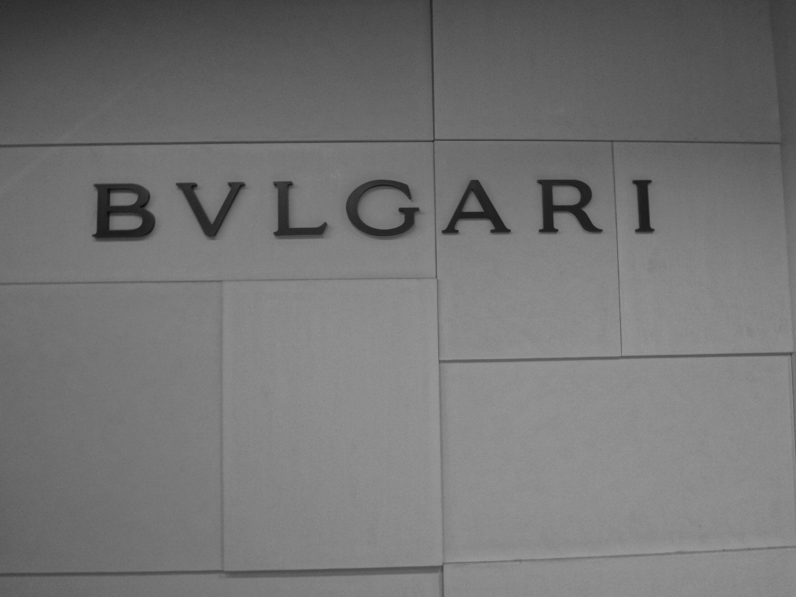 Bulgari: Italian Opulence in Every Detail (image credits: wikimedia)