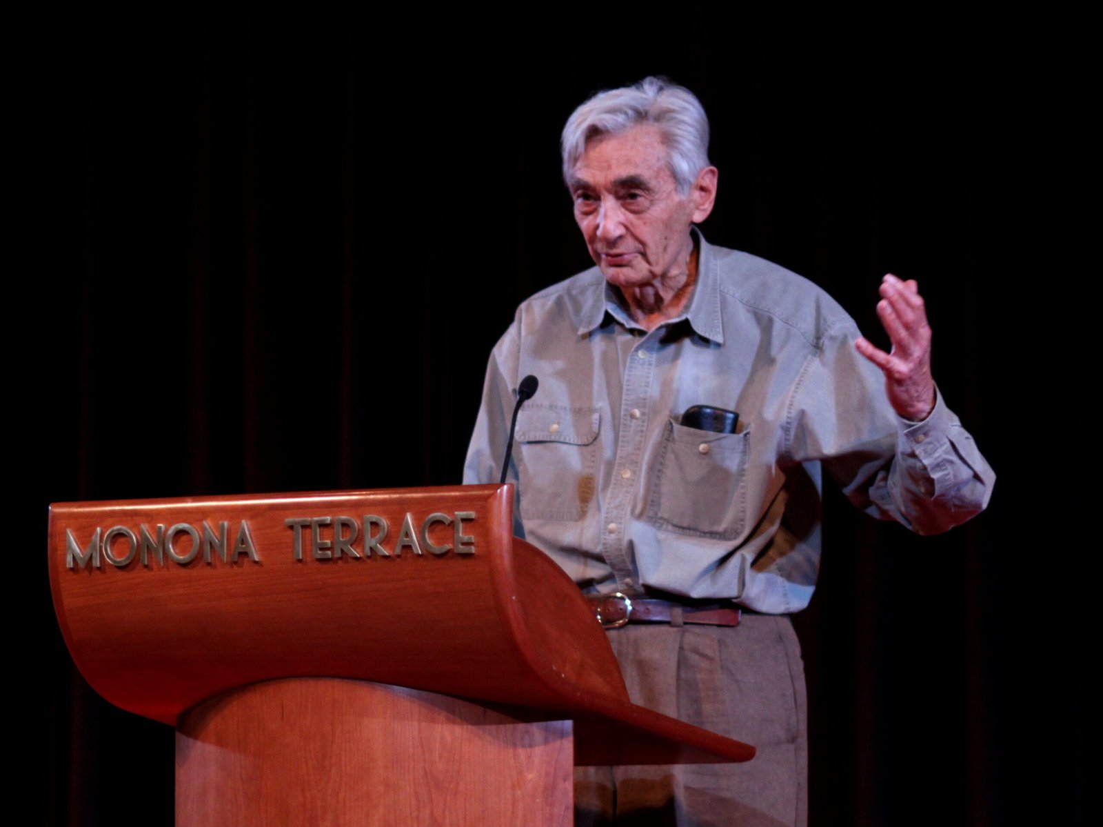 A People’s History of the United States by Howard Zinn (image credits: wikimedia)