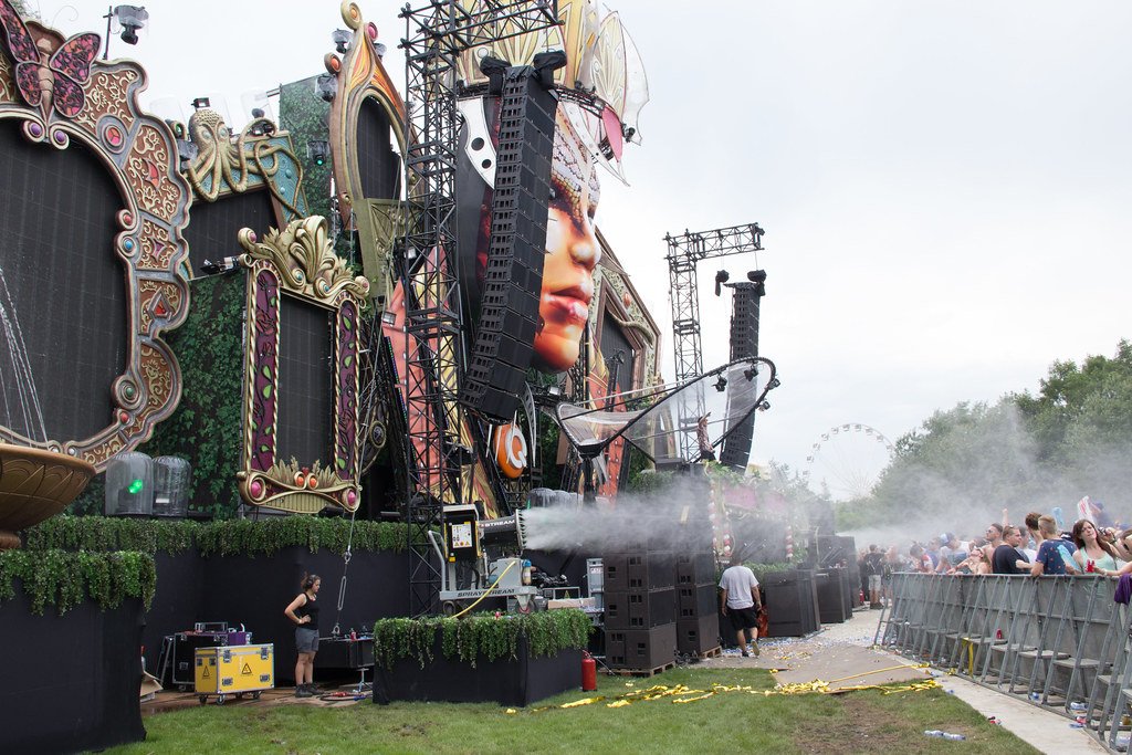 Which festival is famous for its sea of colorfully costumed fans, sprawling over a Belgian field, with a stage that looks straight out of a fairytale? (image credits: flickr)