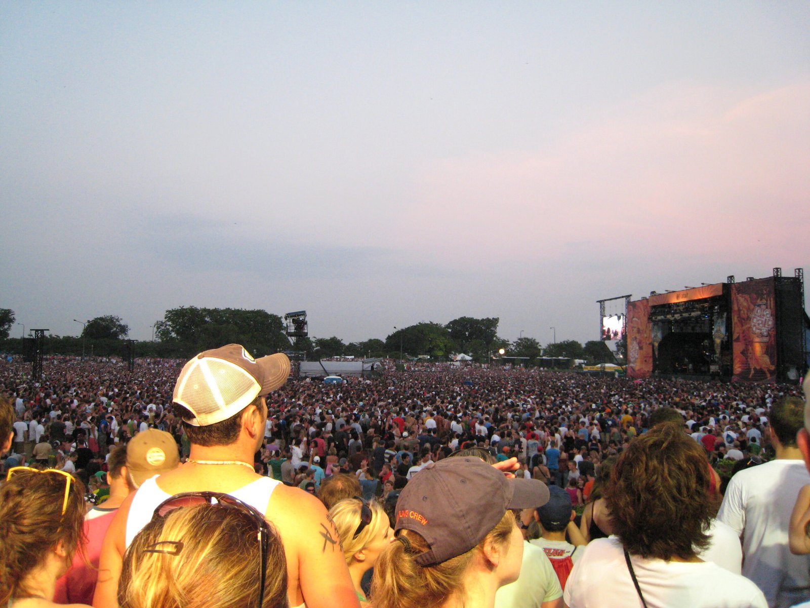 Which festival packs more than 400,000 people onto a Chicago lakeside park, creating a sea of hands, neon outfits, and the city skyline as a backdrop? (image credits: wikimedia)