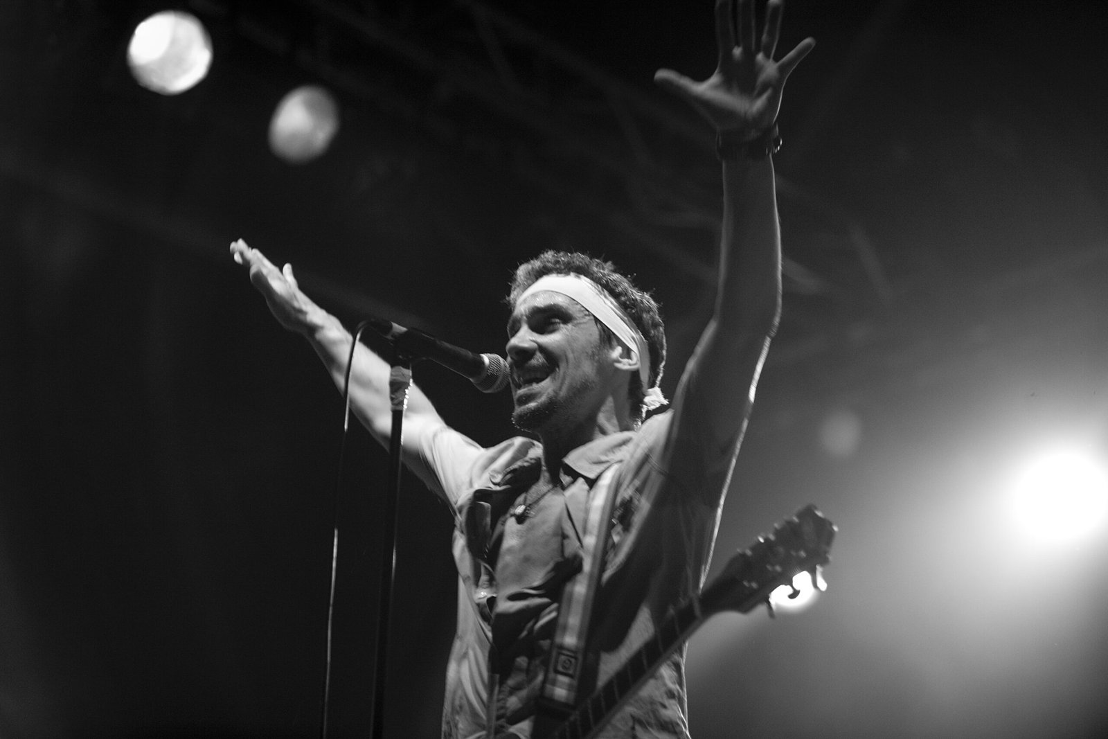 Manu Chao – “Clandestino” (1998) (image credits: wikimedia)