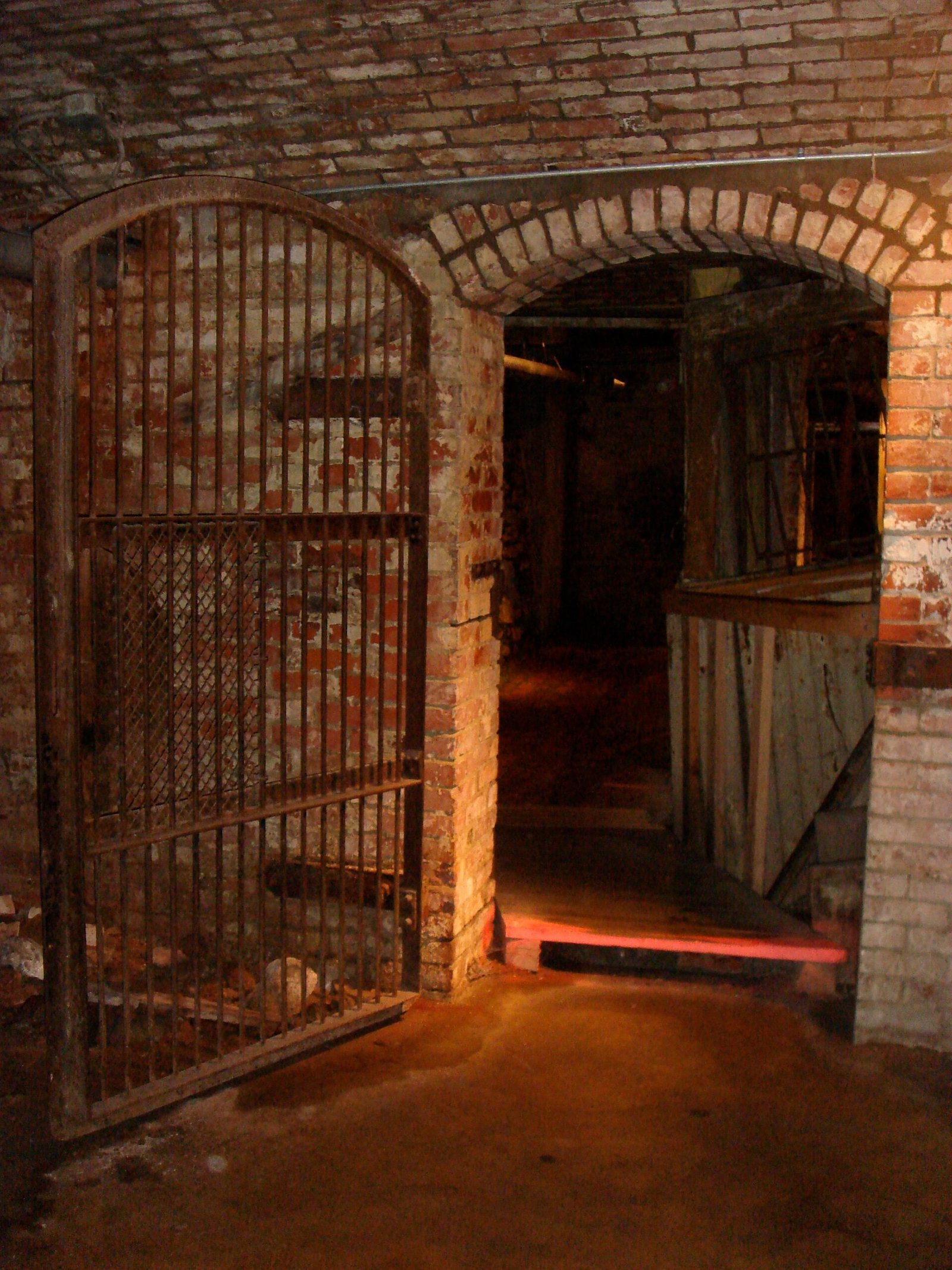 Seattle’s Enigmatic Underground Passages (image credits: wikimedia)