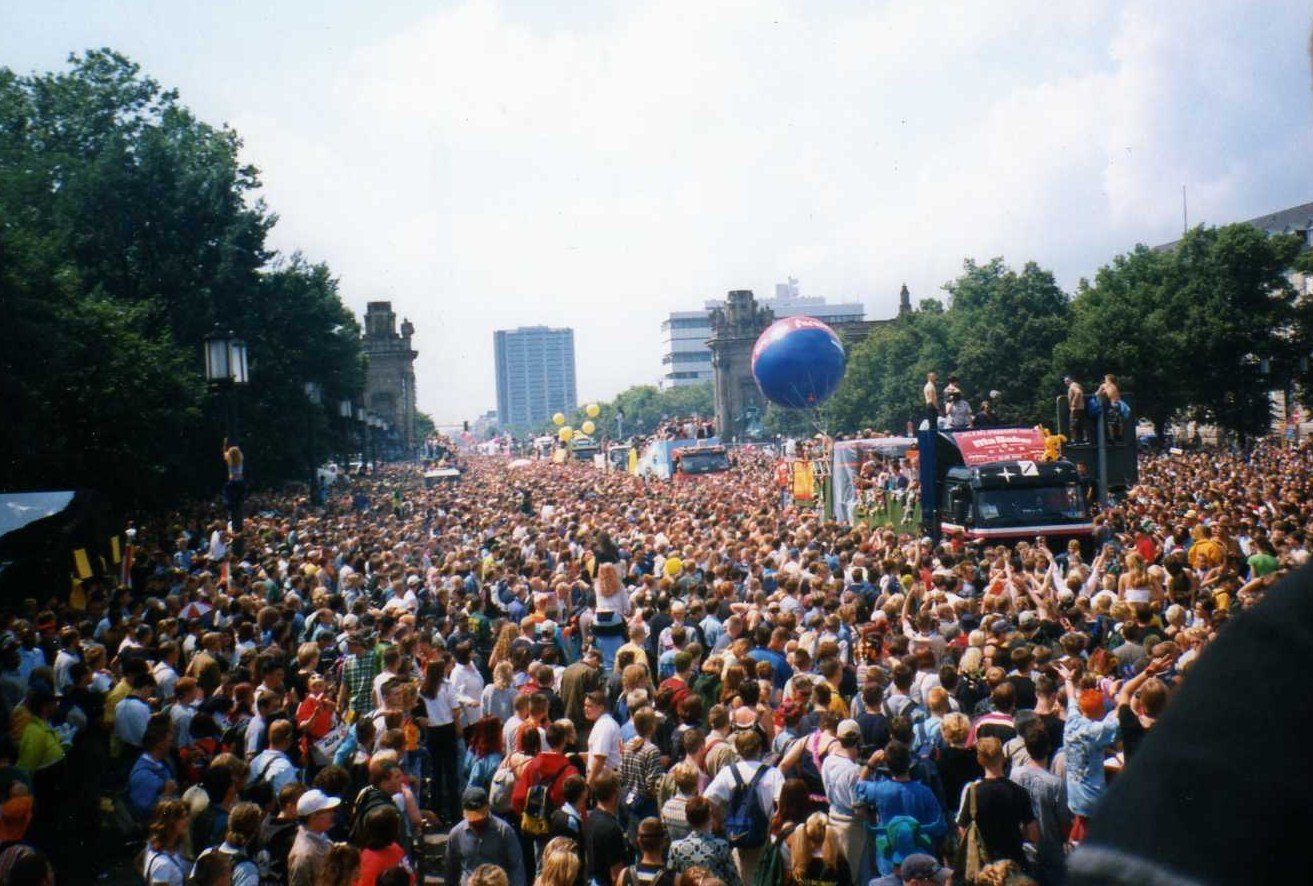 Love Parade Berlin 1989: Dancing on The Wall (image credits: wikimedia)