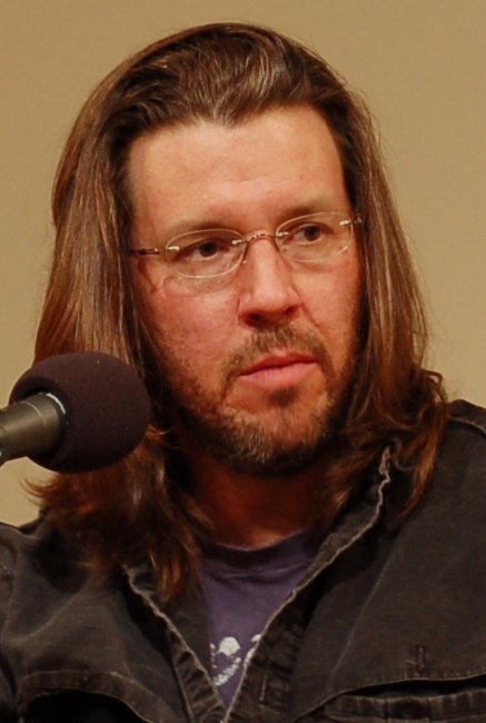 David Foster Wallace vs. Jonathan Franzen: Maximalism Against Traditional Realism (image credits: wikimedia)