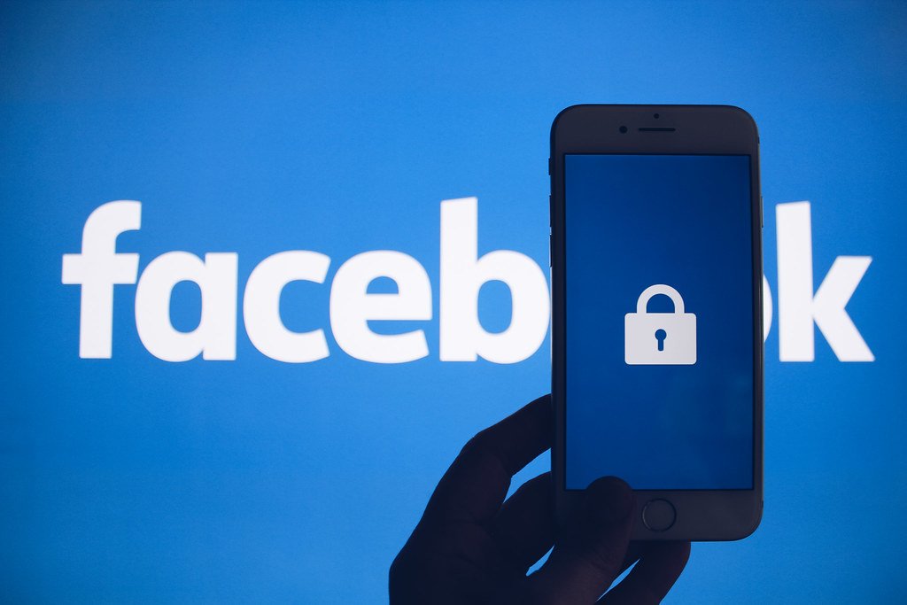 Facebook - From Harvard Dorm Room to Global Connection (image credits: flickr)
