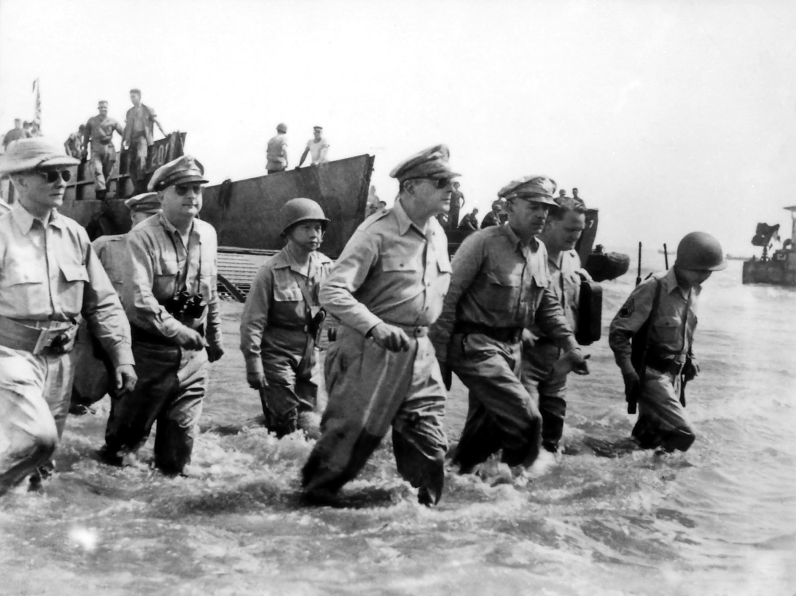 MacArthur's Dramatic Return to the Philippines (image credits: wikimedia)