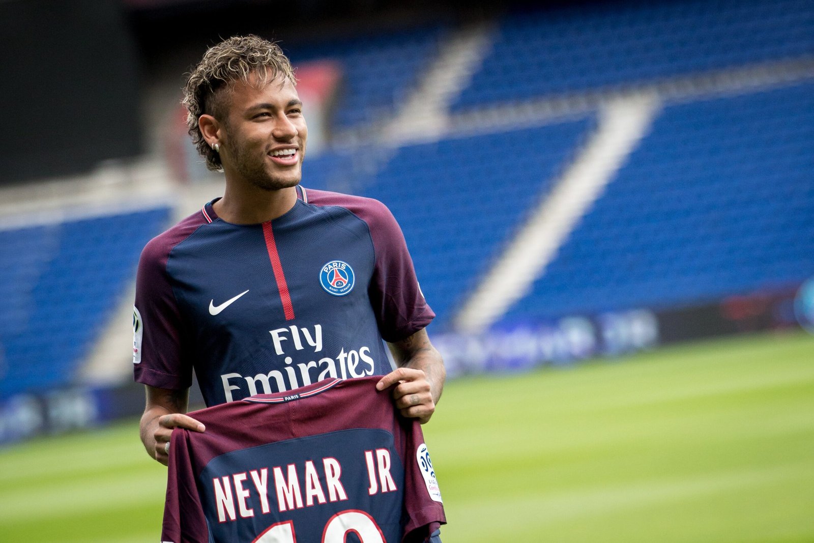 Neymar to Paris Saint-Germain - The World's Most Expensive Prisoner (image credits: wikimedia)