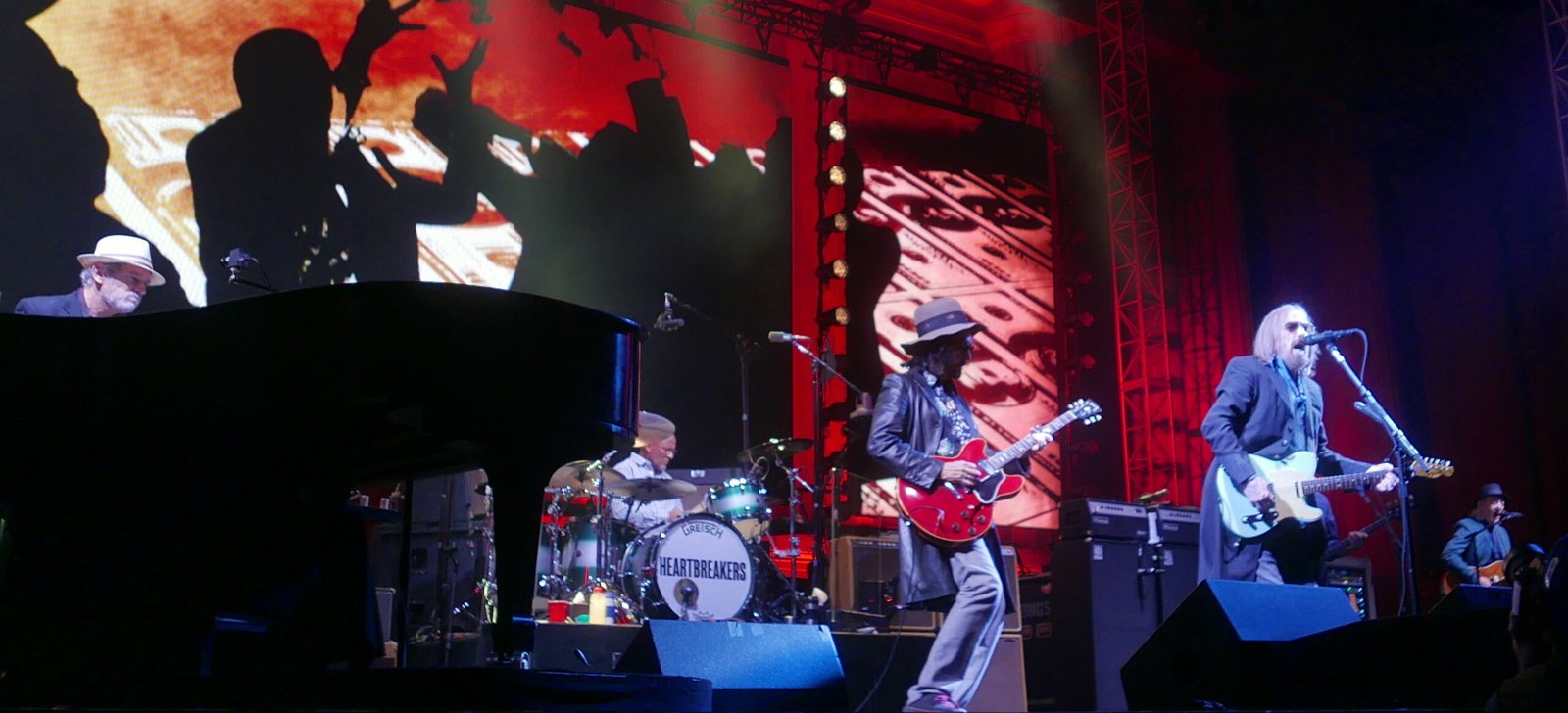 Tom Petty and the Heartbreakers: Southern Roots and Rock ‘n’ Roll Grit (image credits: wikimedia)