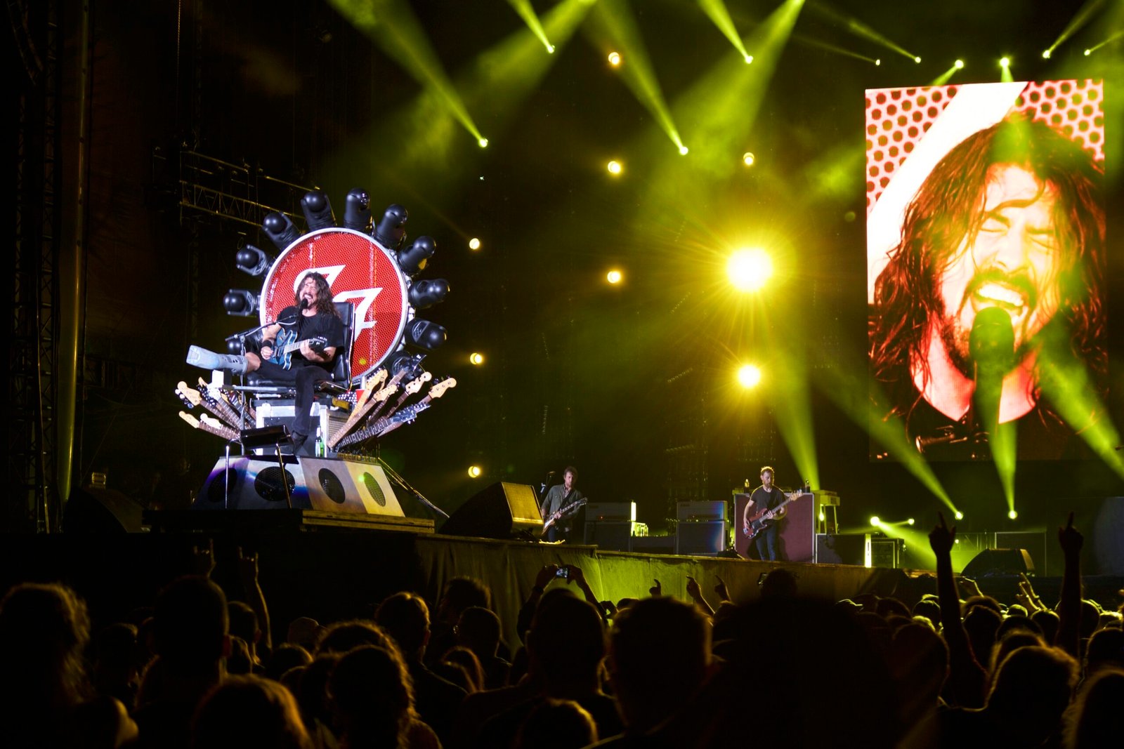 Foo Fighters: Rising from Nirvana’s Ashes (image credits: wikimedia)