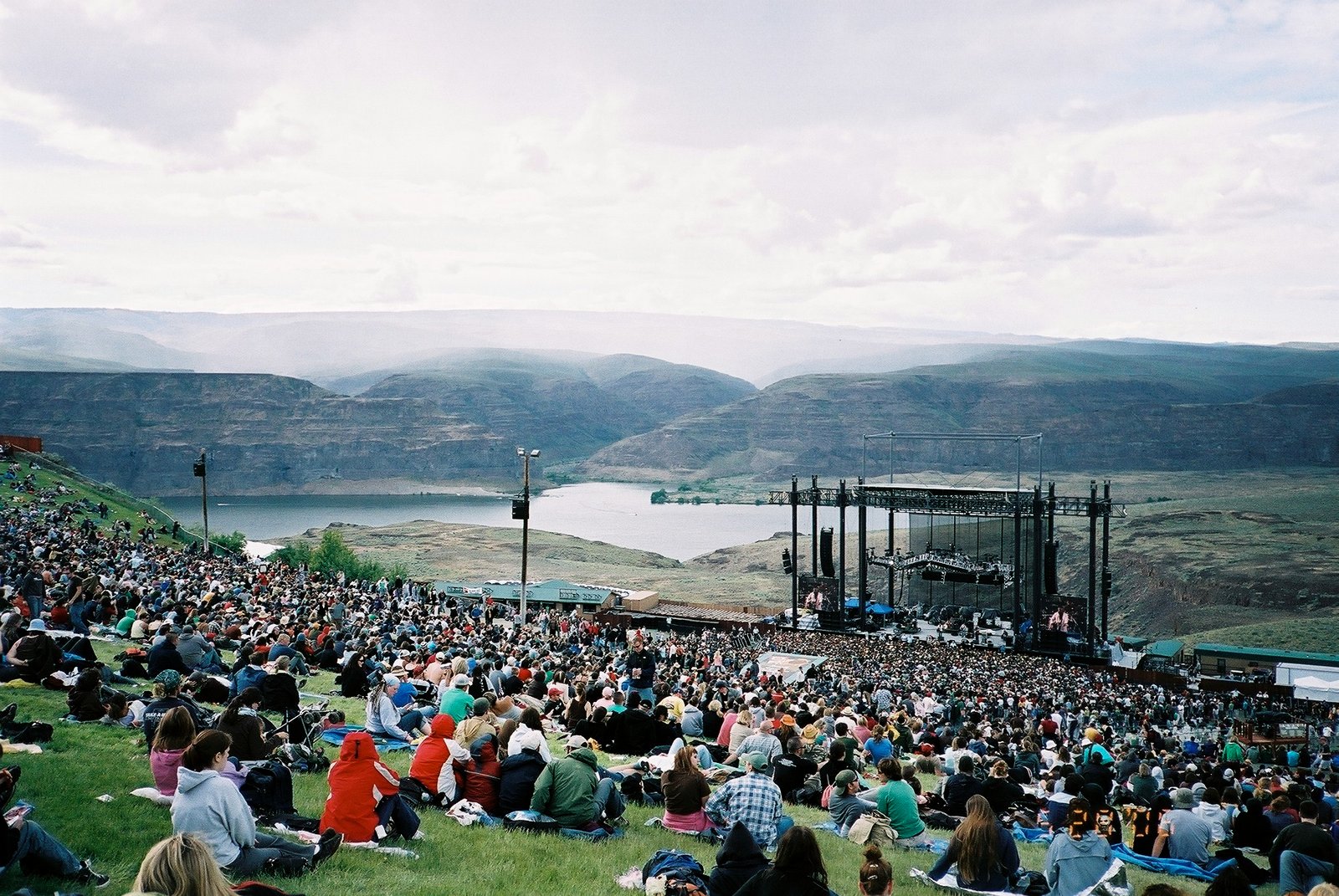 The Gorge Amphitheatre: Music on the Edge of the World (image credits: wikimedia)