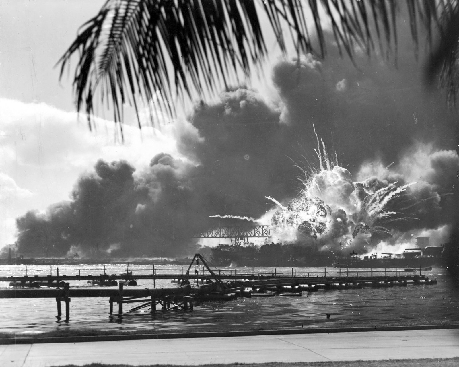 Pearl Harbor Attack (1941) (image credits: wikimedia)