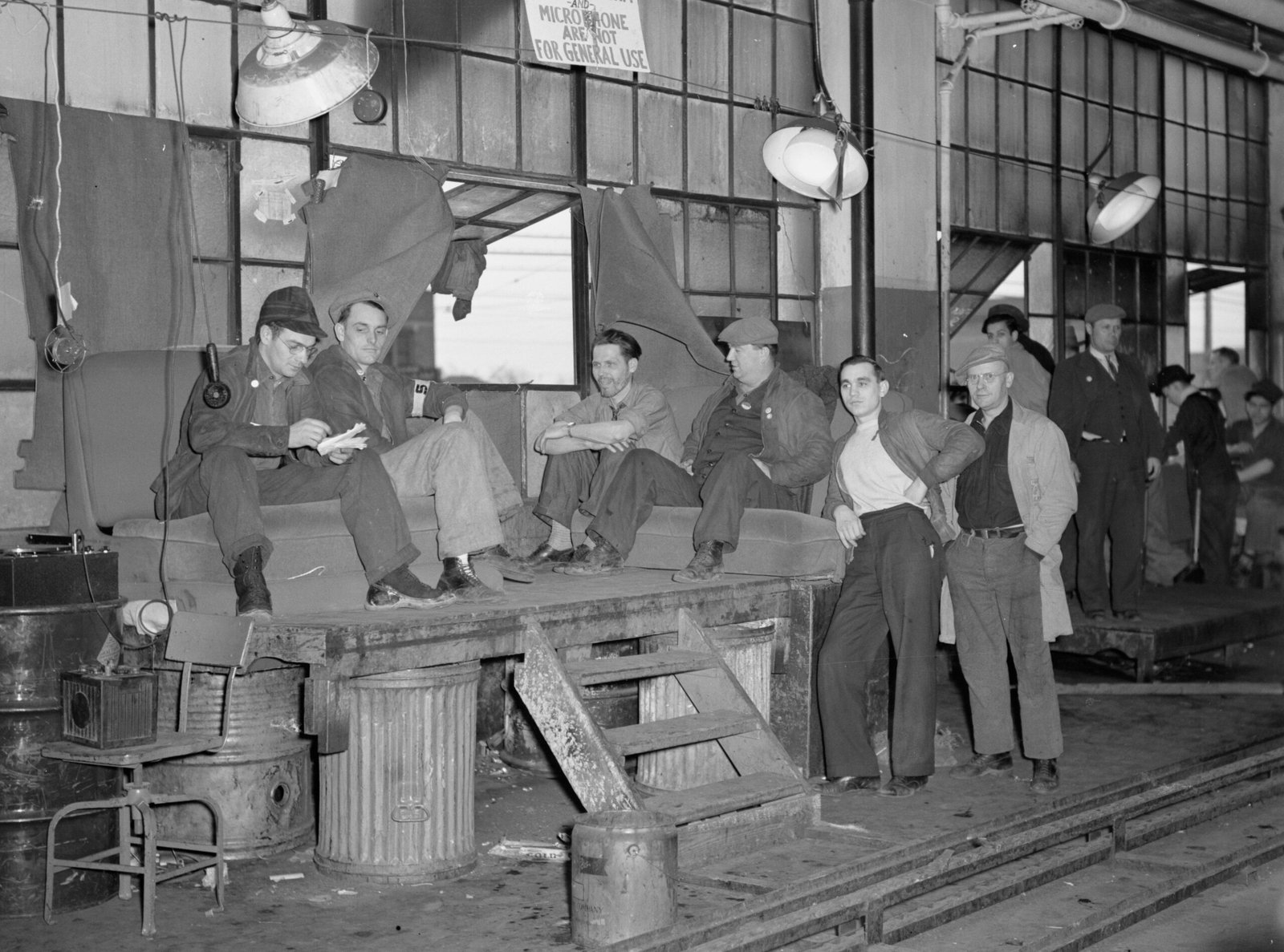The Sit-Down Strikes: Workers Take a Stand (image credits: wikimedia)
