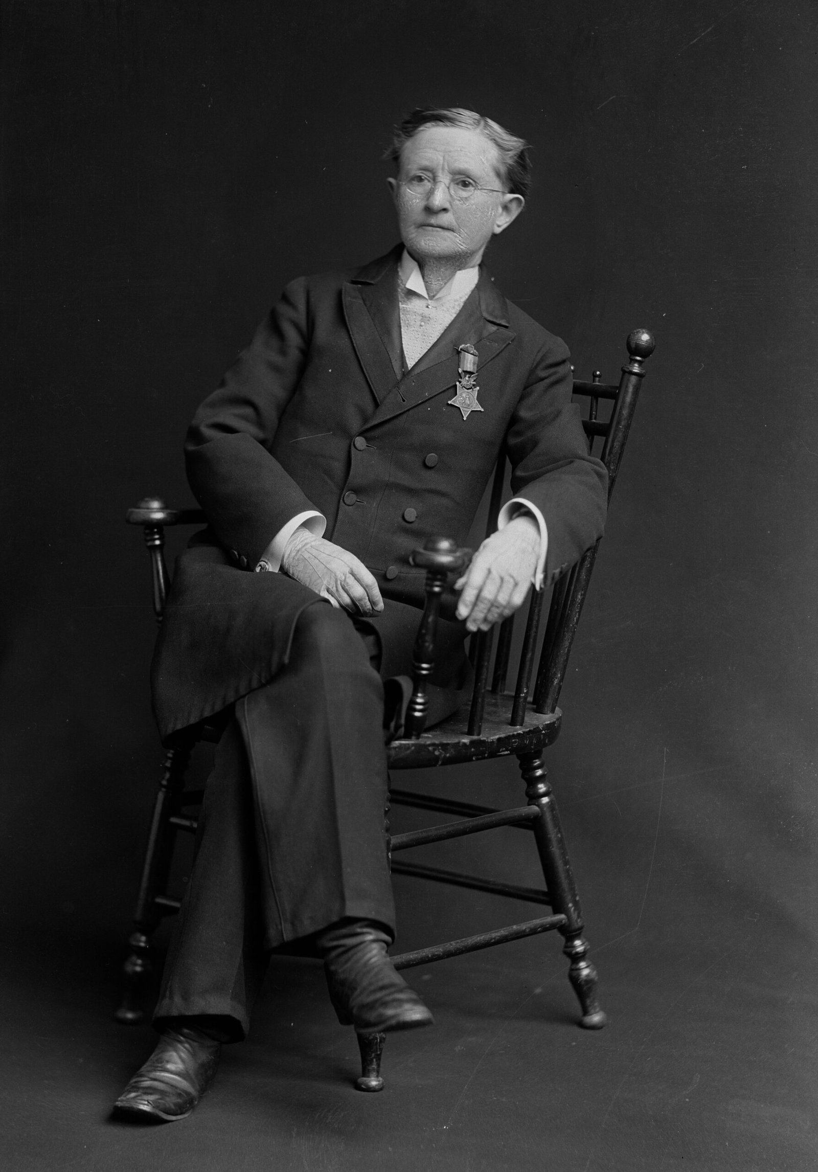Mary Edwards Walker: The Medal of Honor Surgeon (image credits: wikimedia)
