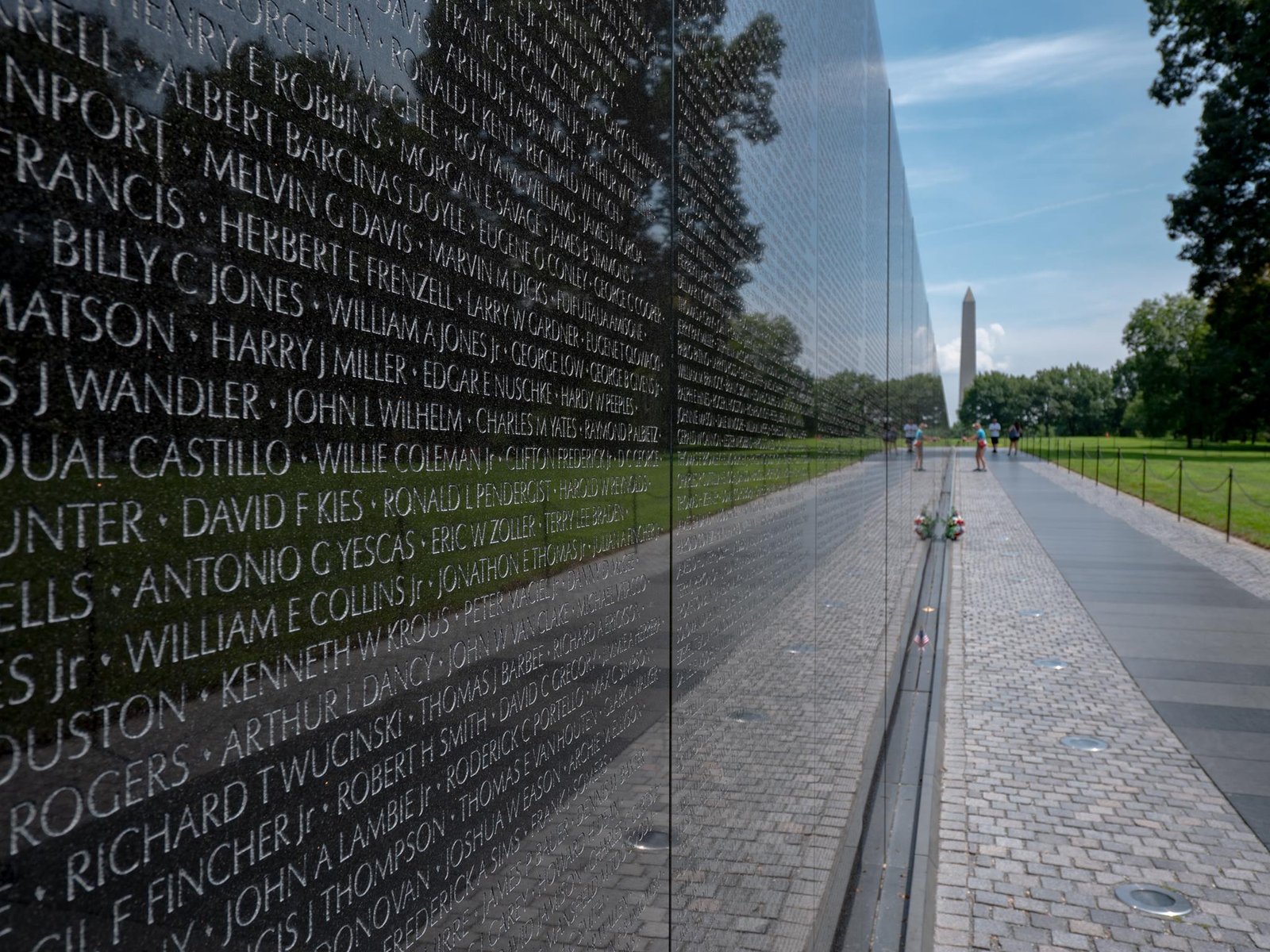 Vietnam Veterans Memorial: The Power of Reflection (image credits: wikimedia)