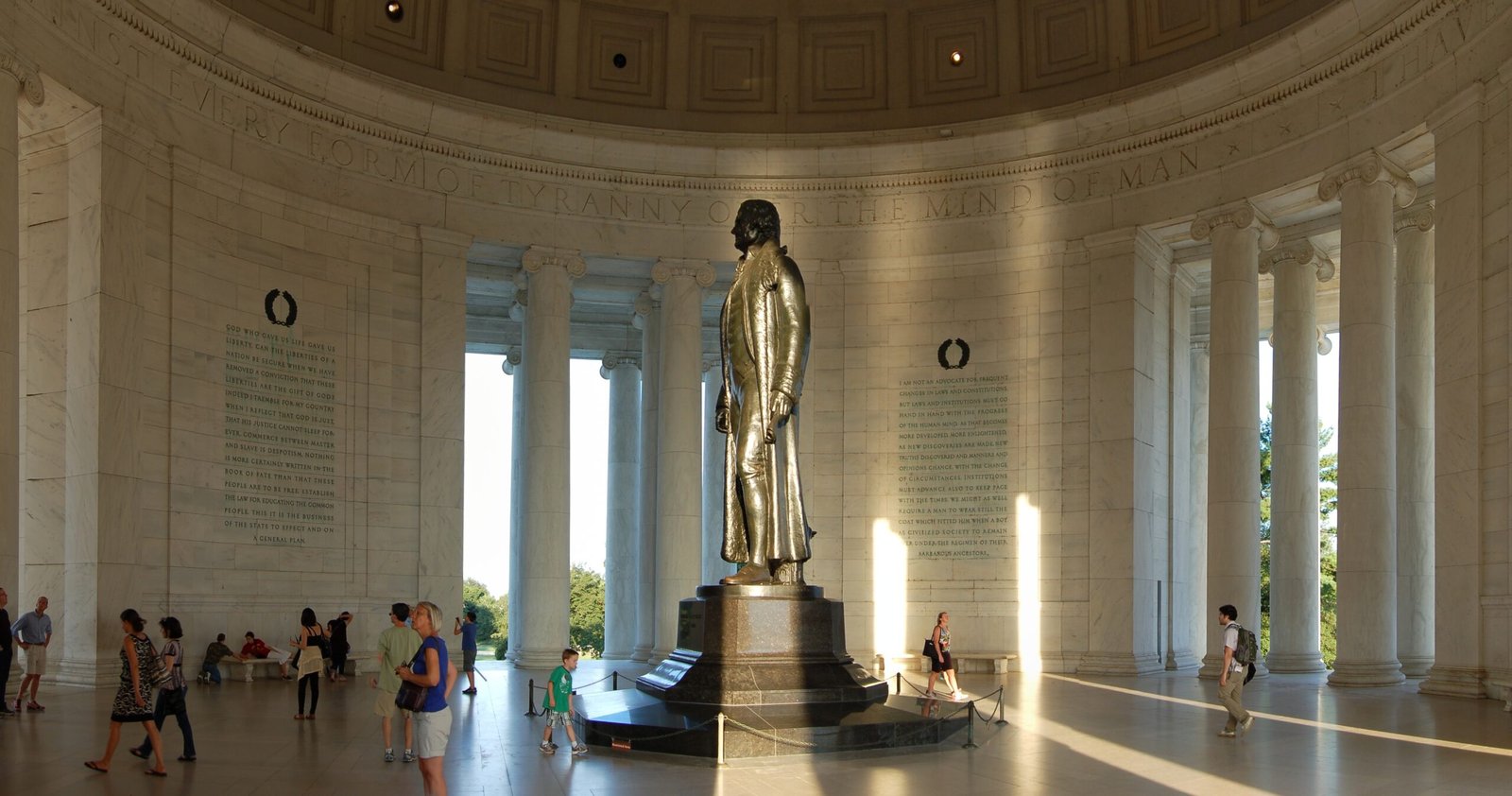 Jefferson Memorial: Silent Messages in Stone (image credits: wikimedia)