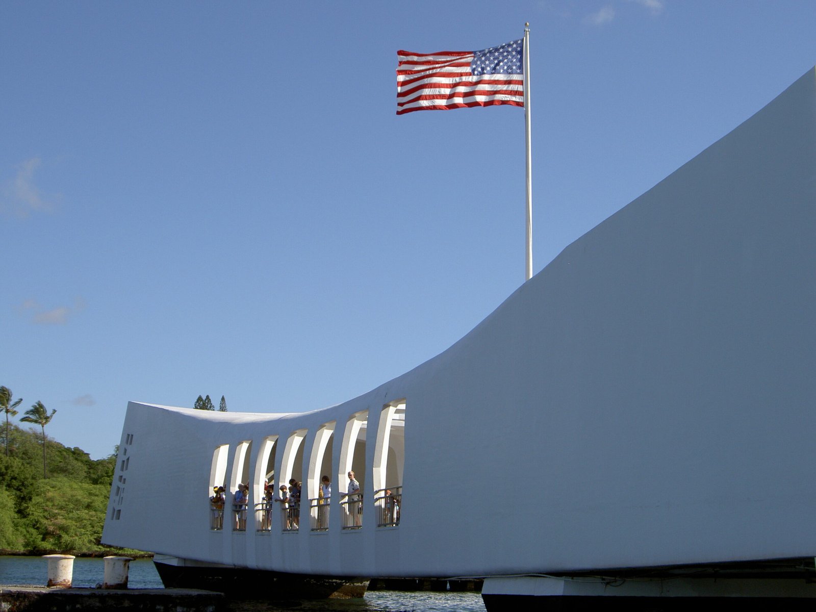 USS Arizona Memorial: Sunken Symbolism (image credits: wikimedia)