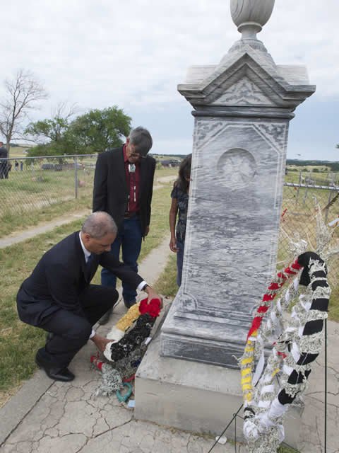 Wounded Knee Memorial – Forgotten Massacre Site (image credits: wikimedia)