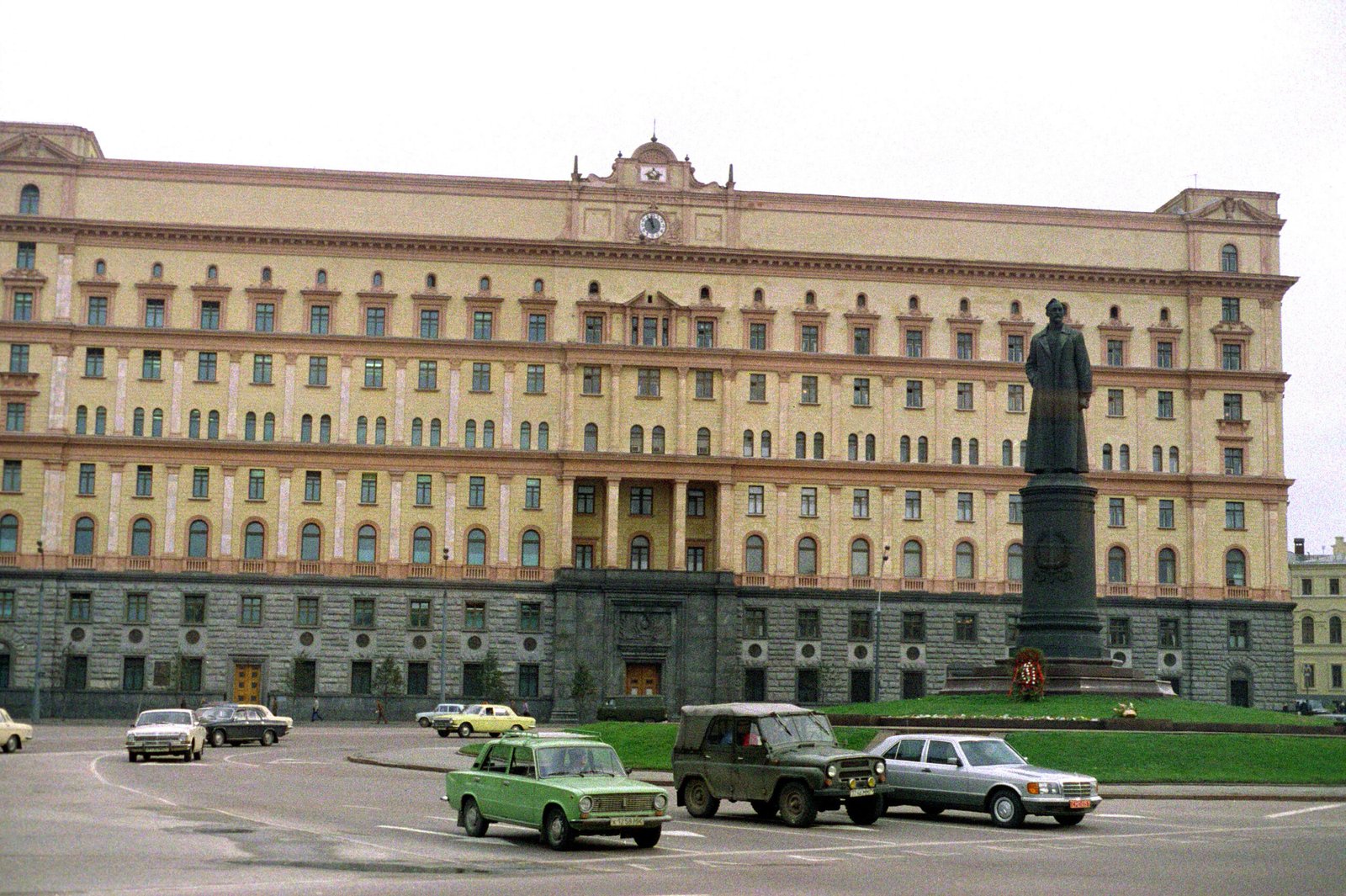 Dreams of Espionage and Early Ambitions (image credits: wikimedia)