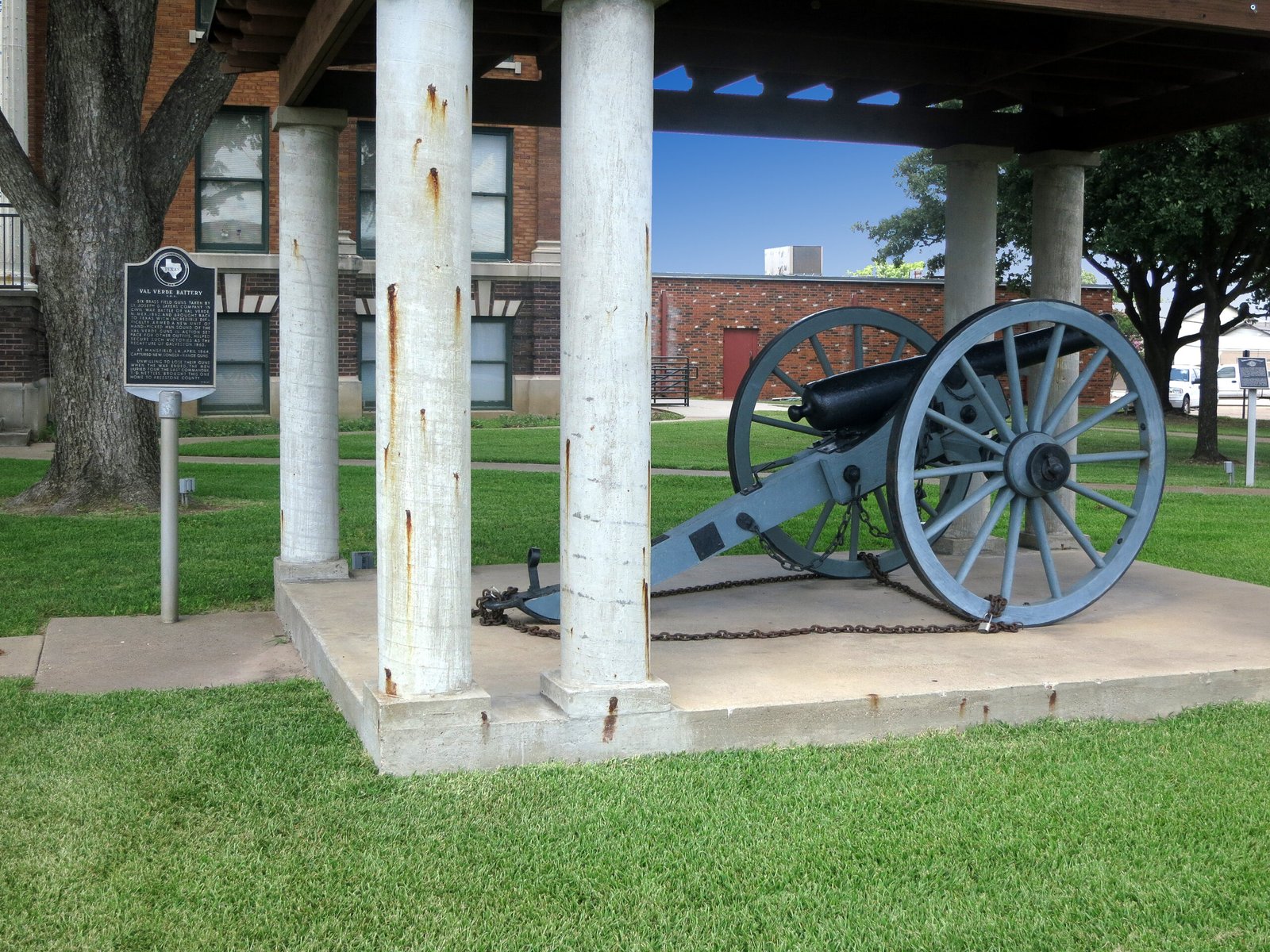 Val Verde, California - Immigration's Invisible Towns (image credits: wikimedia)