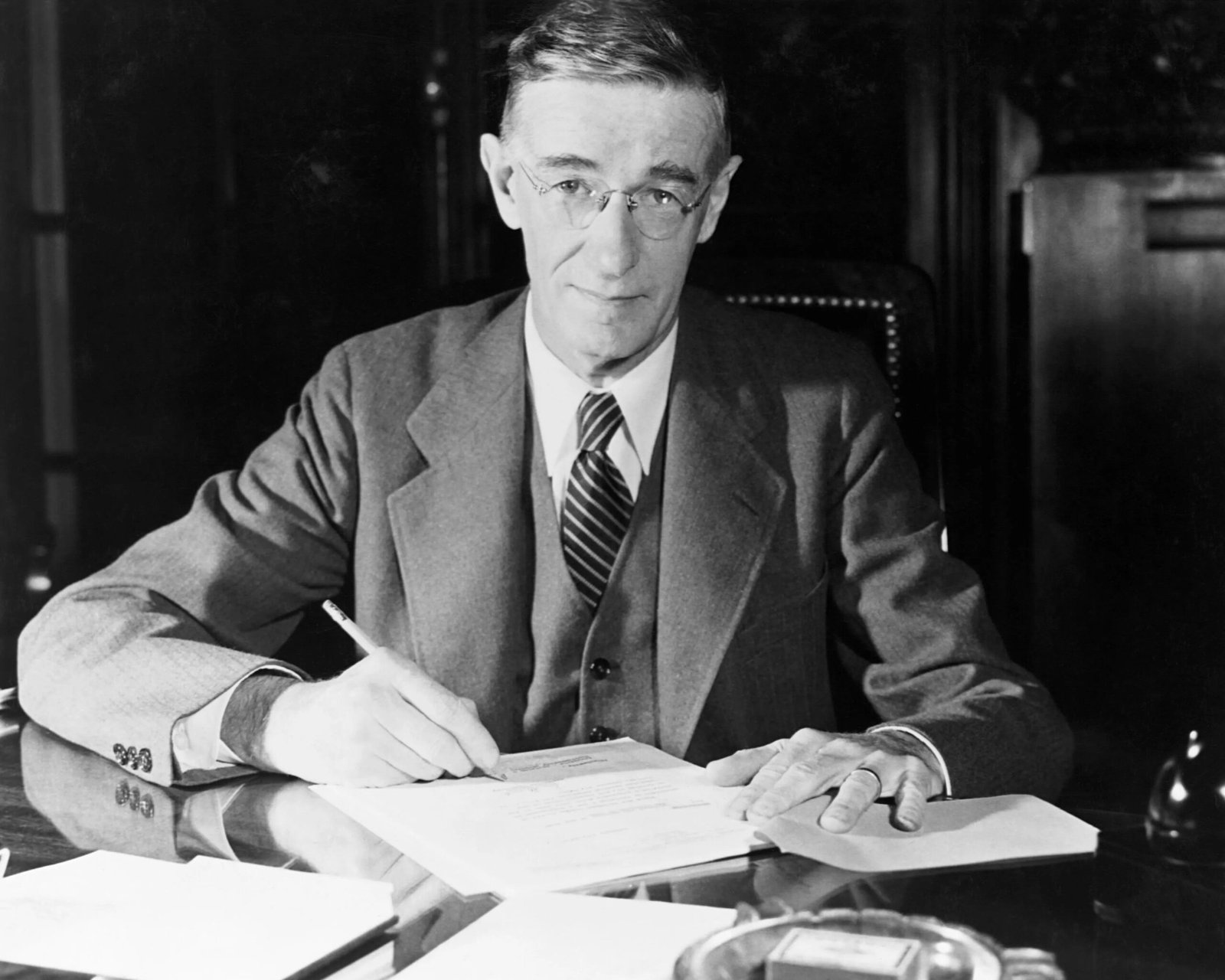 13. Vannevar Bush: The Hypertext Visionary (image credits: wikimedia)