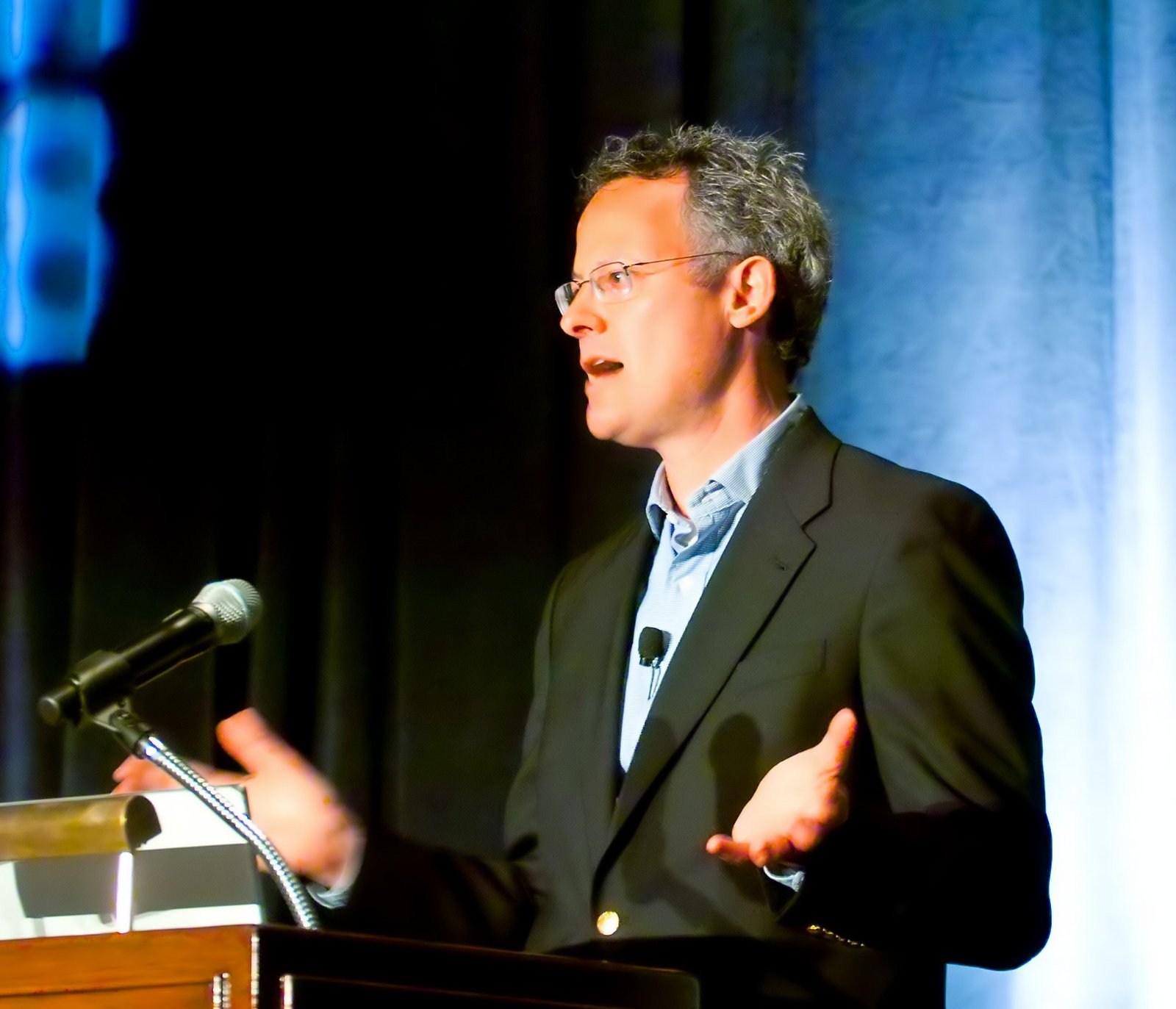 19. Nicholas Carr: The Internet Skeptic (image credits: By derivative work: Pbroks13 (talk)
Nicholas_Carr_at_the_Telecosm_Conference_in_2008.jpg: Sandy Fleischmann, CC BY 2.0, https://commons.wikimedia.org/w/index.php?curid=5076837)