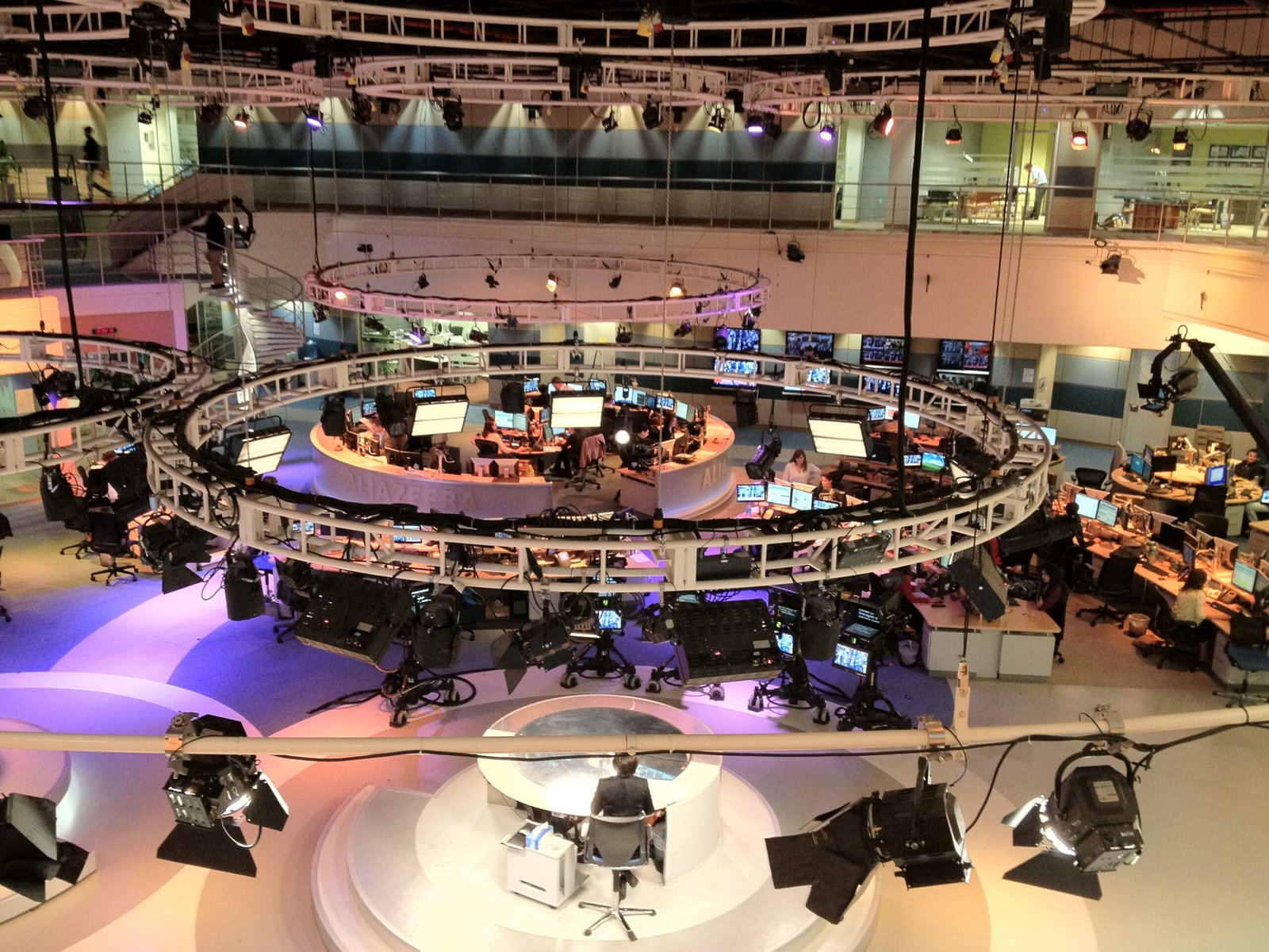 Television Newsrooms Go Live Coast to Coast (image credits: By Wittylama, CC BY-SA 3.0, https://commons.wikimedia.org/w/index.php?curid=17419872)