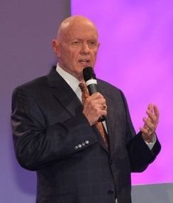 The 7 Habits of Highly Effective People – Stephen Covey with Editorial Assistance (image credits: By Stephen Covey (author) - FMI Show Palestrante.jpg: Abras2010
derivative work: Hekerui, CC BY 3.0, https://commons.wikimedia.org/w/index.php?curid=11080756)