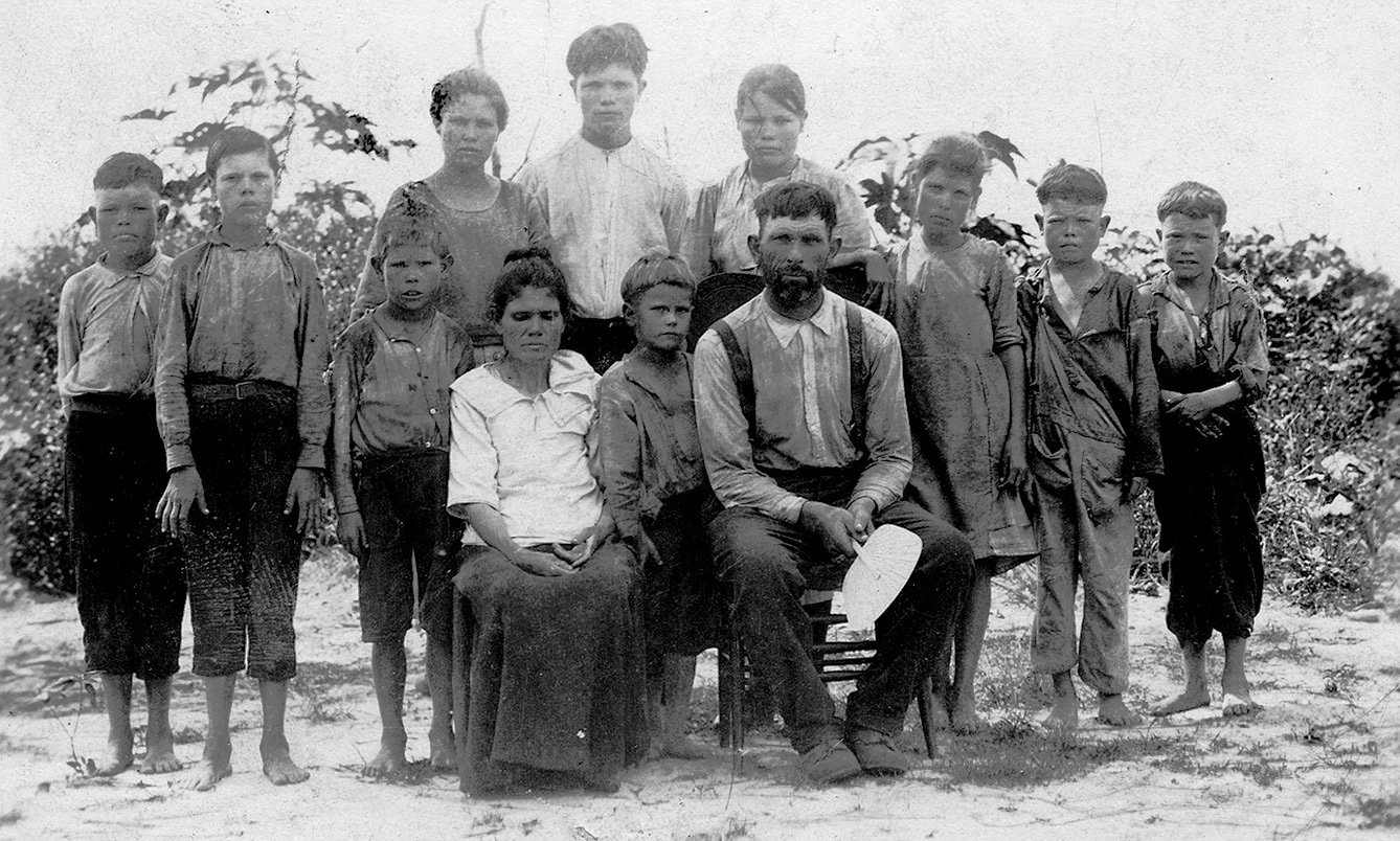 White Trash: The 400-Year Untold History of Class in America by Nancy Isenberg (image credits: 201 H Alabama, Hookworm, Box 42, Folder 1044, #1107, 1913, Rockefeller Center Archives via [1], Public domain, https://commons.wikimedia.org/w/index.php?curid=65754593)