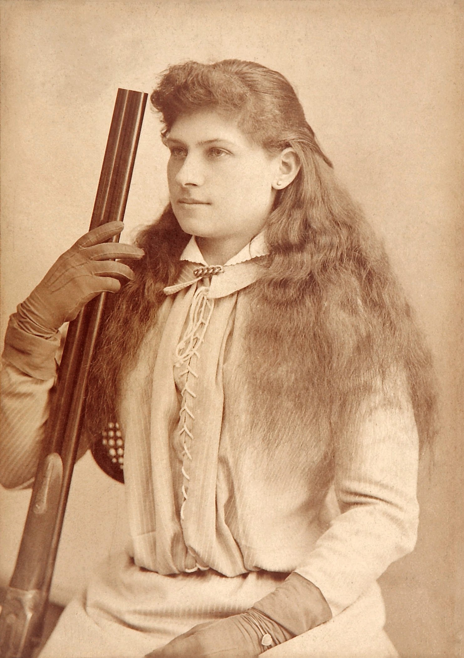 The Real Story of Annie Oakley (image credits: Heritage Auctions, Public domain, https://commons.wikimedia.org/w/index.php?curid=28824418)