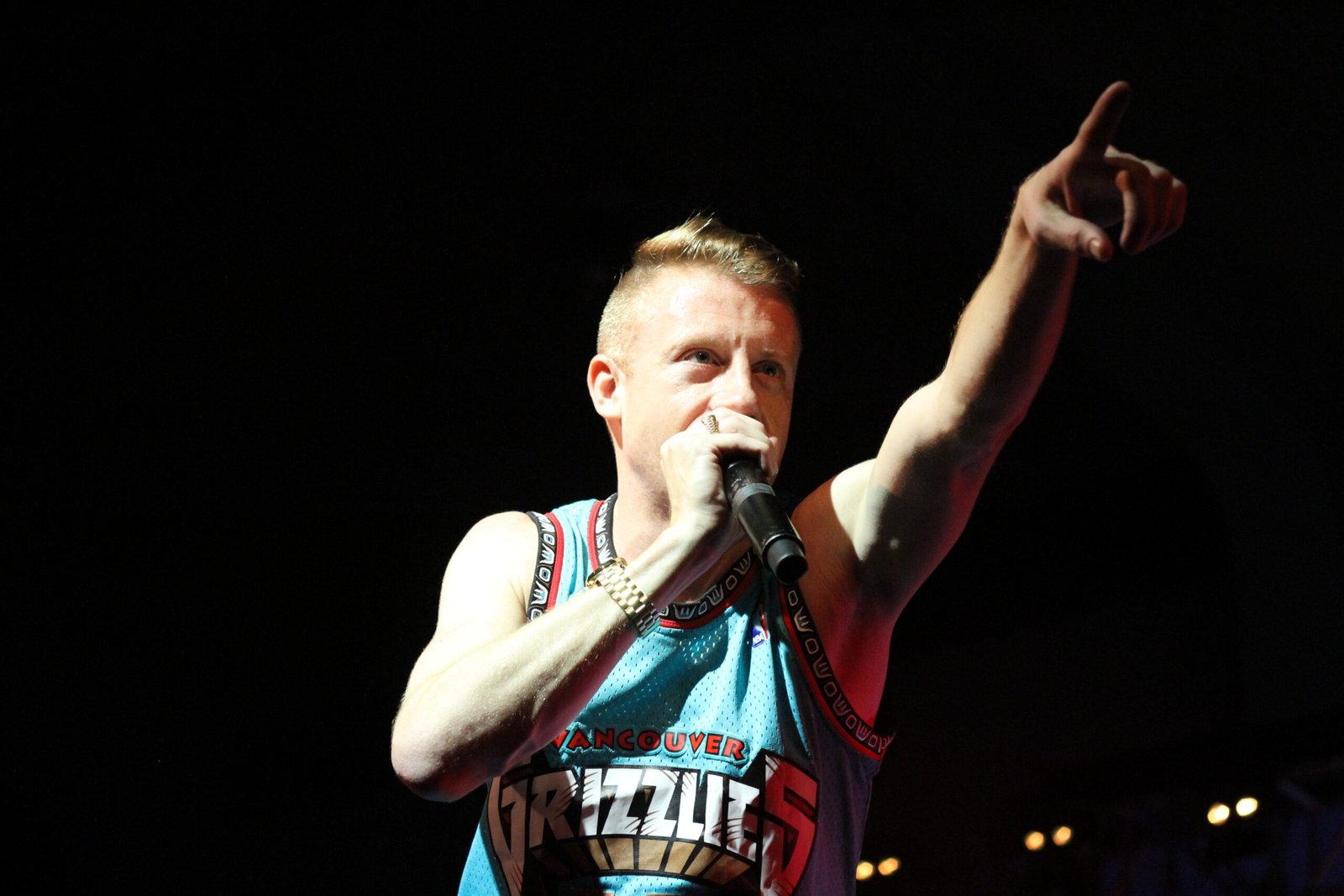 Macklemore & Ryan Lewis – Thrift Shop (image credits: Macklemore, CC BY 2.0, https://commons.wikimedia.org/w/index.php?curid=24696617)