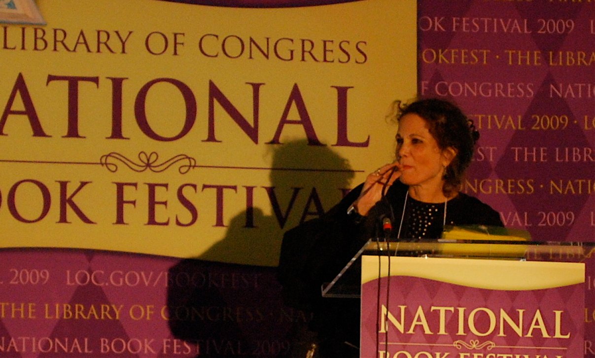 Julia Alvarez: Generational Stories of Exile and Identity (image credits: By Valerie Hinojosa, CC BY-SA 2.0, https://commons.wikimedia.org/w/index.php?curid=33741072)
