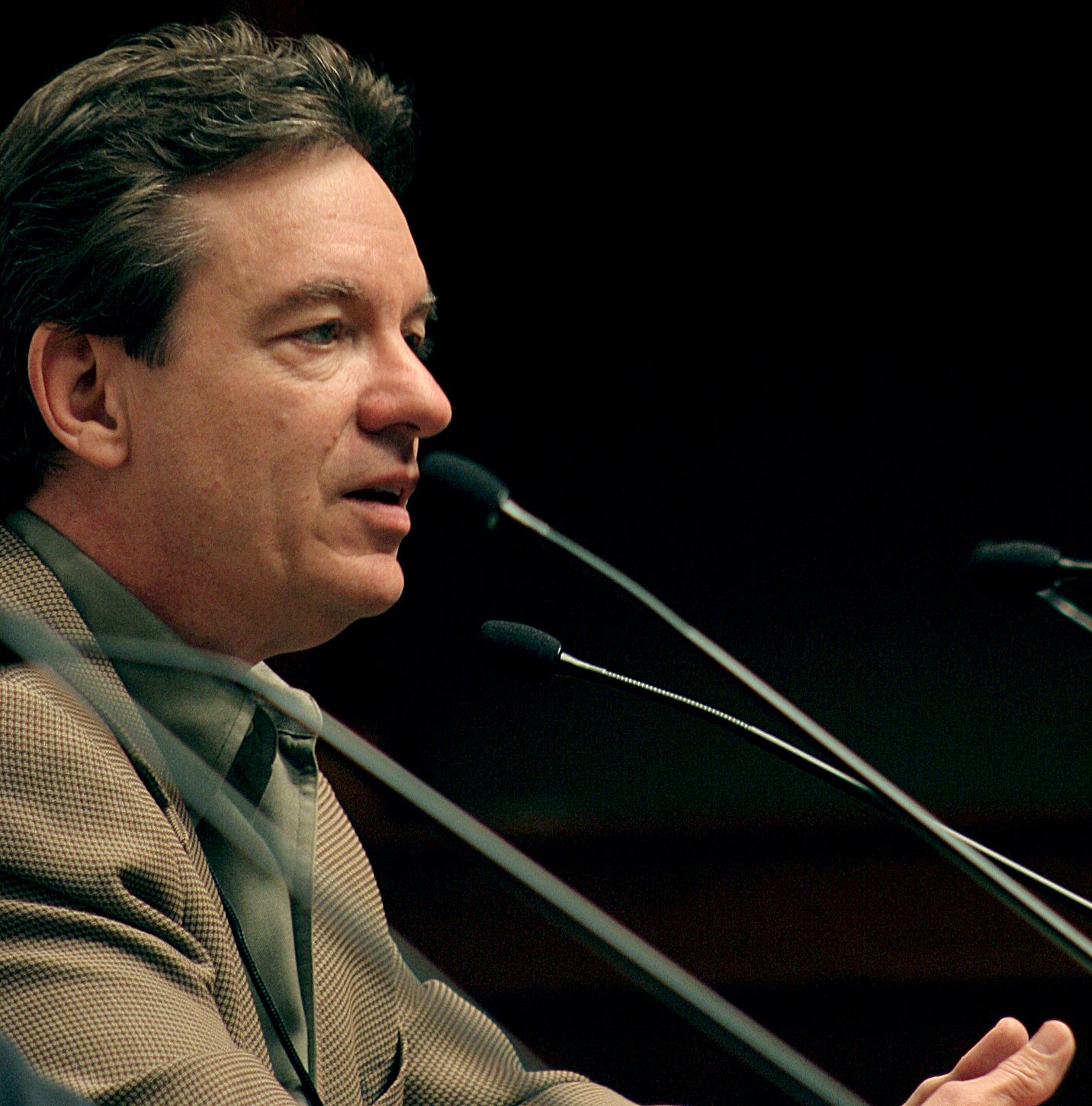 The Looming Tower by Lawrence Wright (image credits: This file was derived from:  Lawrence Wright.jpg:, CC BY-SA 2.0, https://commons.wikimedia.org/w/index.php?curid=22701947)