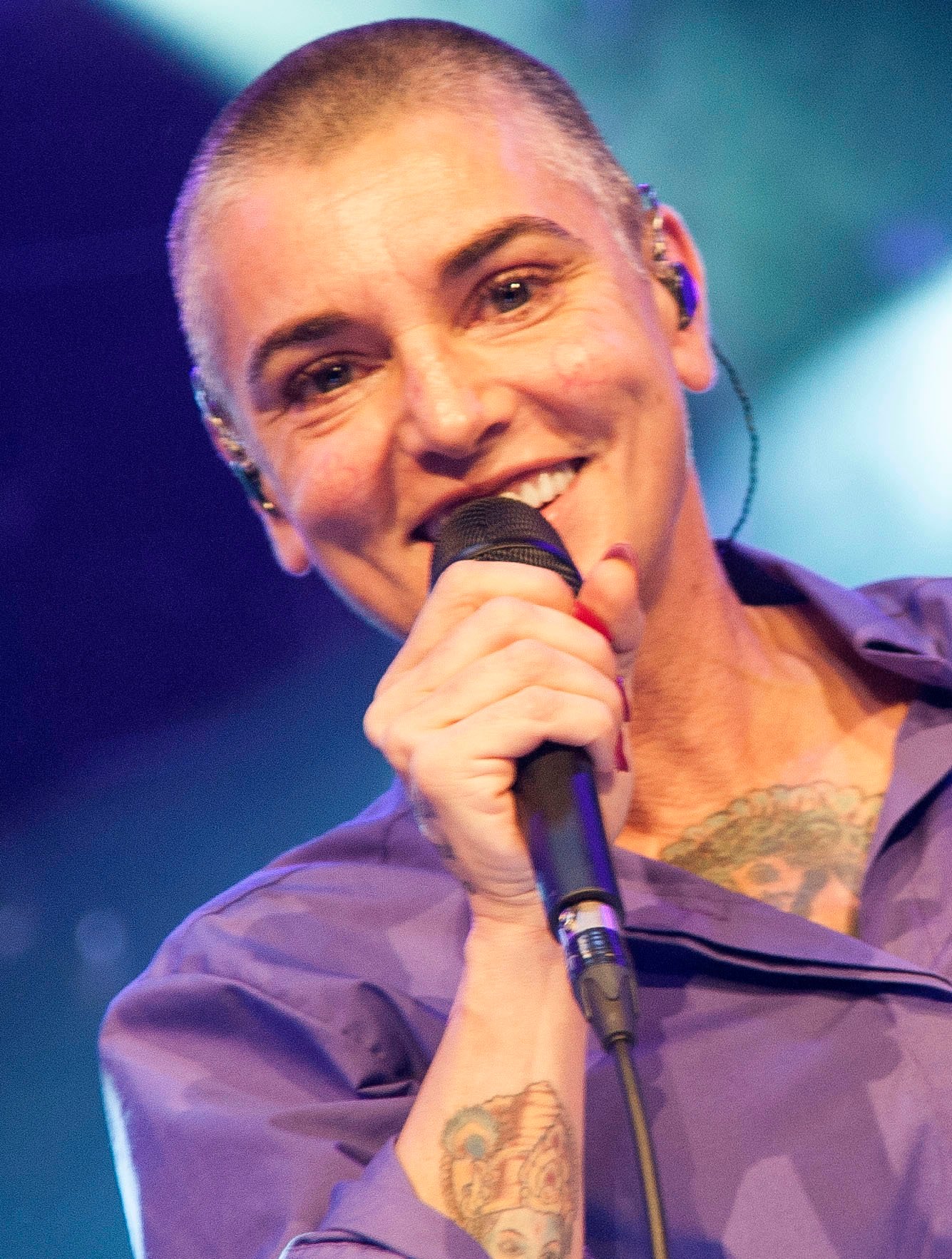 Sinéad O'Connor Rips Up the Pope's Photo (1992) (image credits: By Bryan Ledgard, CC BY 2.0, https://commons.wikimedia.org/w/index.php?curid=135032178)