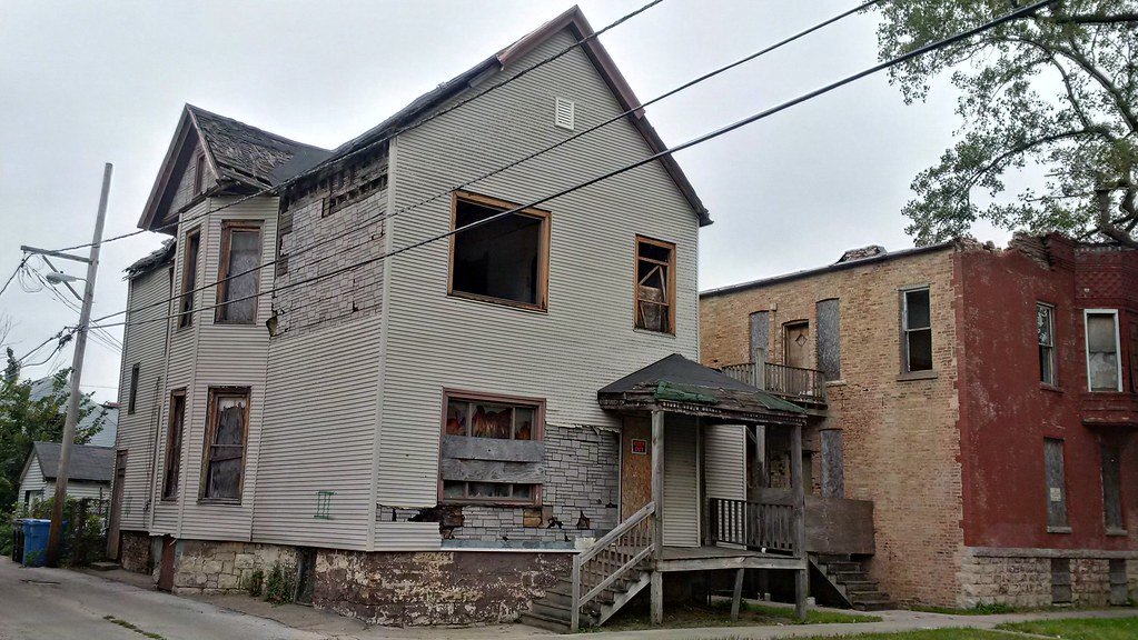 Plummeting Home Values and the Foreclosure Crisis (image credits: flickr)