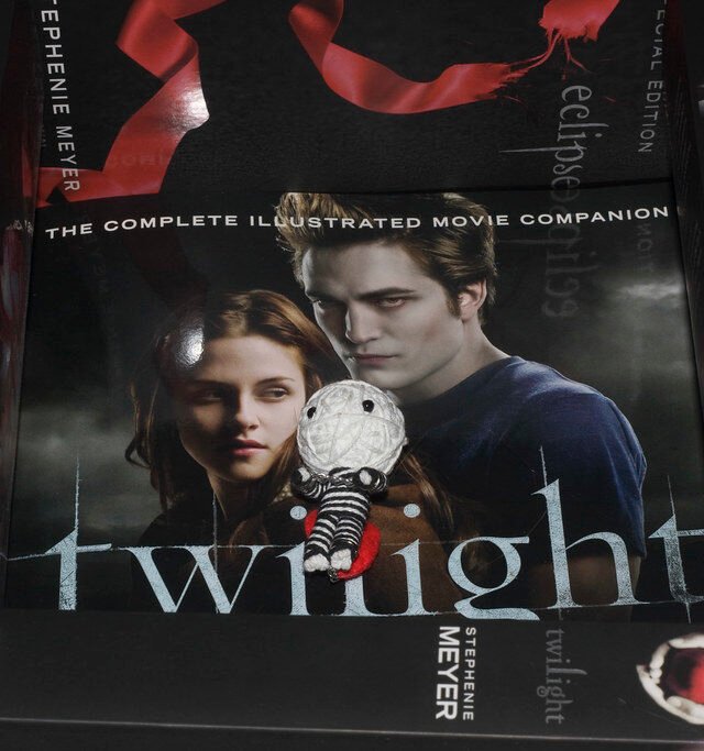 How ‘Twilight’ Sparked the Modern Vampire Craze – Again