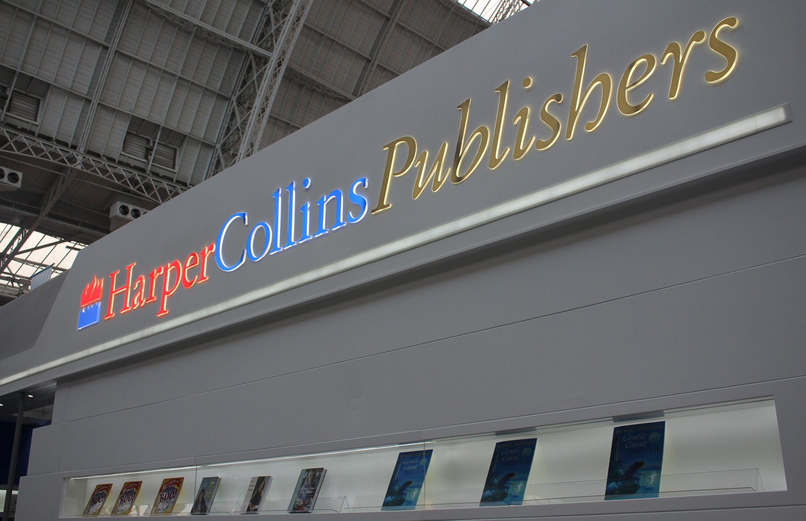 Major Publishers Invest Heavily in Queer YA (image credits: By ActuaLitté, CC BY-SA 2.0, https://commons.wikimedia.org/w/index.php?curid=137459758)