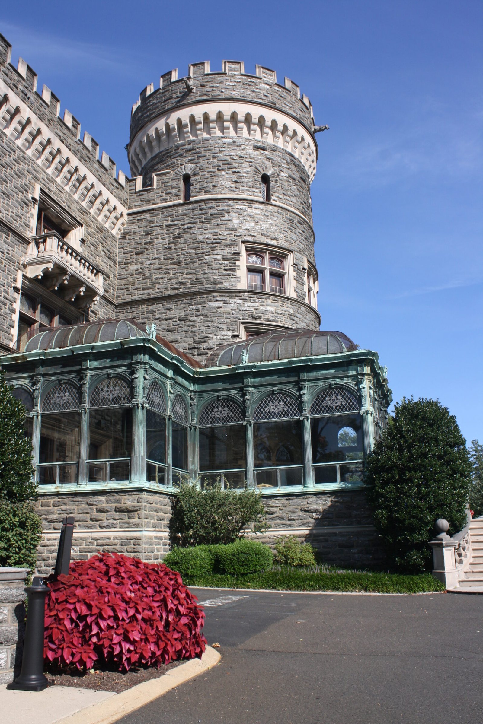 Cragside’s American Cousin: Grey Towers Castle (image credits: By Shuvaev, CC BY-SA 3.0, https://commons.wikimedia.org/w/index.php?curid=28018068)