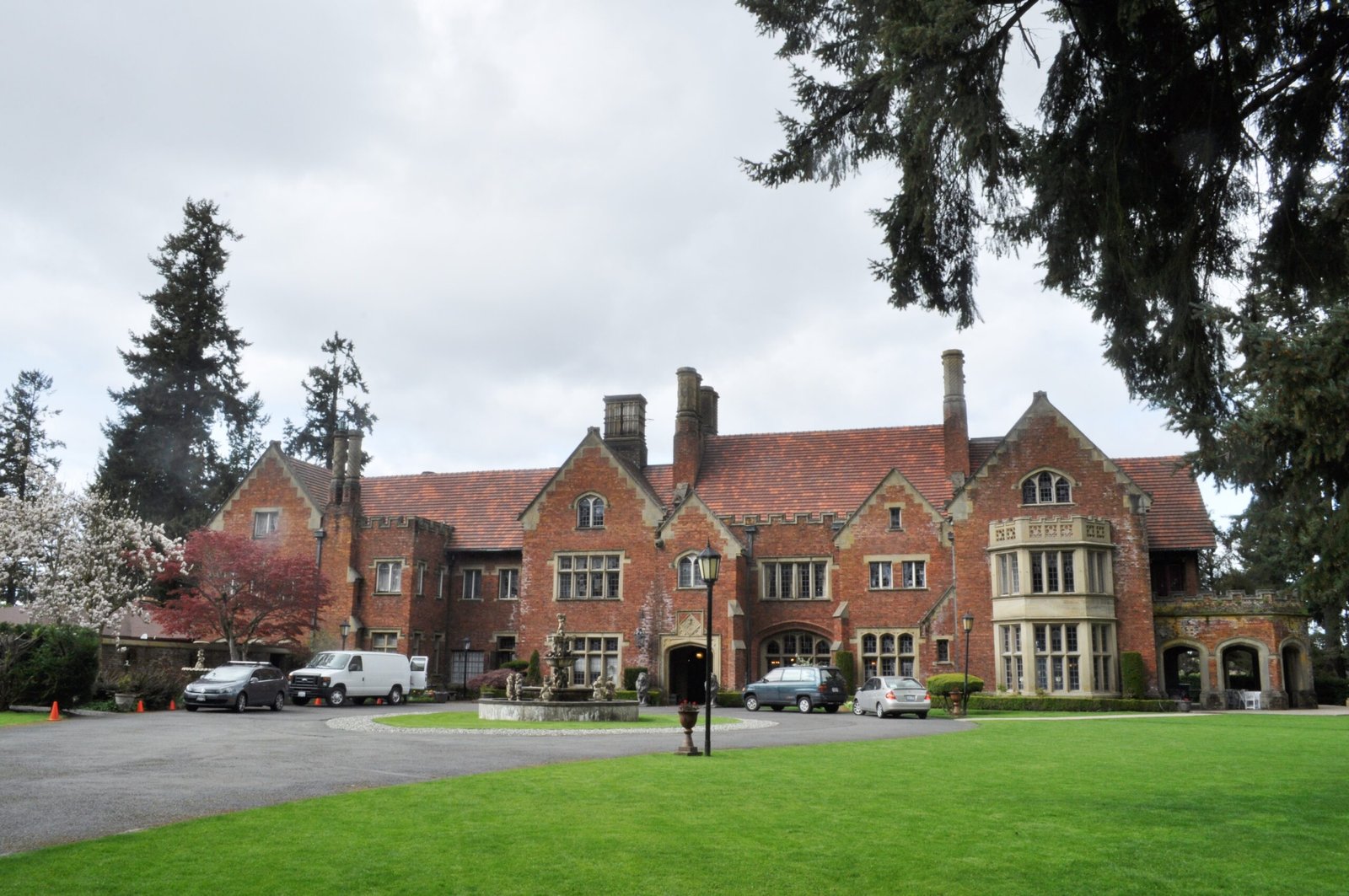 Thornewood Castle: The Transplanted Tudor (image credits: Photo by Joe Mabel, CC BY-SA 3.0, https://commons.wikimedia.org/w/index.php?curid=25733945)