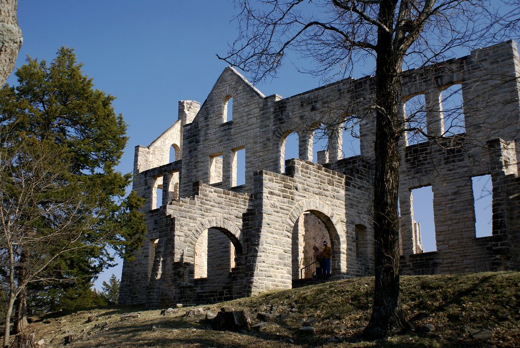 Ha Ha Tonka Castle: Ruins on the Lake (image credits: flickr)