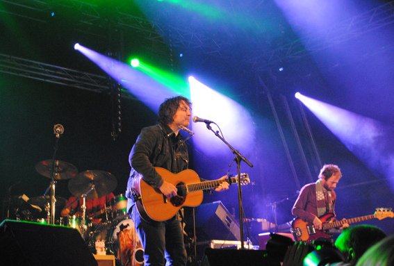 Wilco – Yankee Hotel Foxtrot (2002) (image credits: Wilco at End of the Road Festival 2010, CC BY-SA 2.0, https://commons.wikimedia.org/w/index.php?curid=47990227)