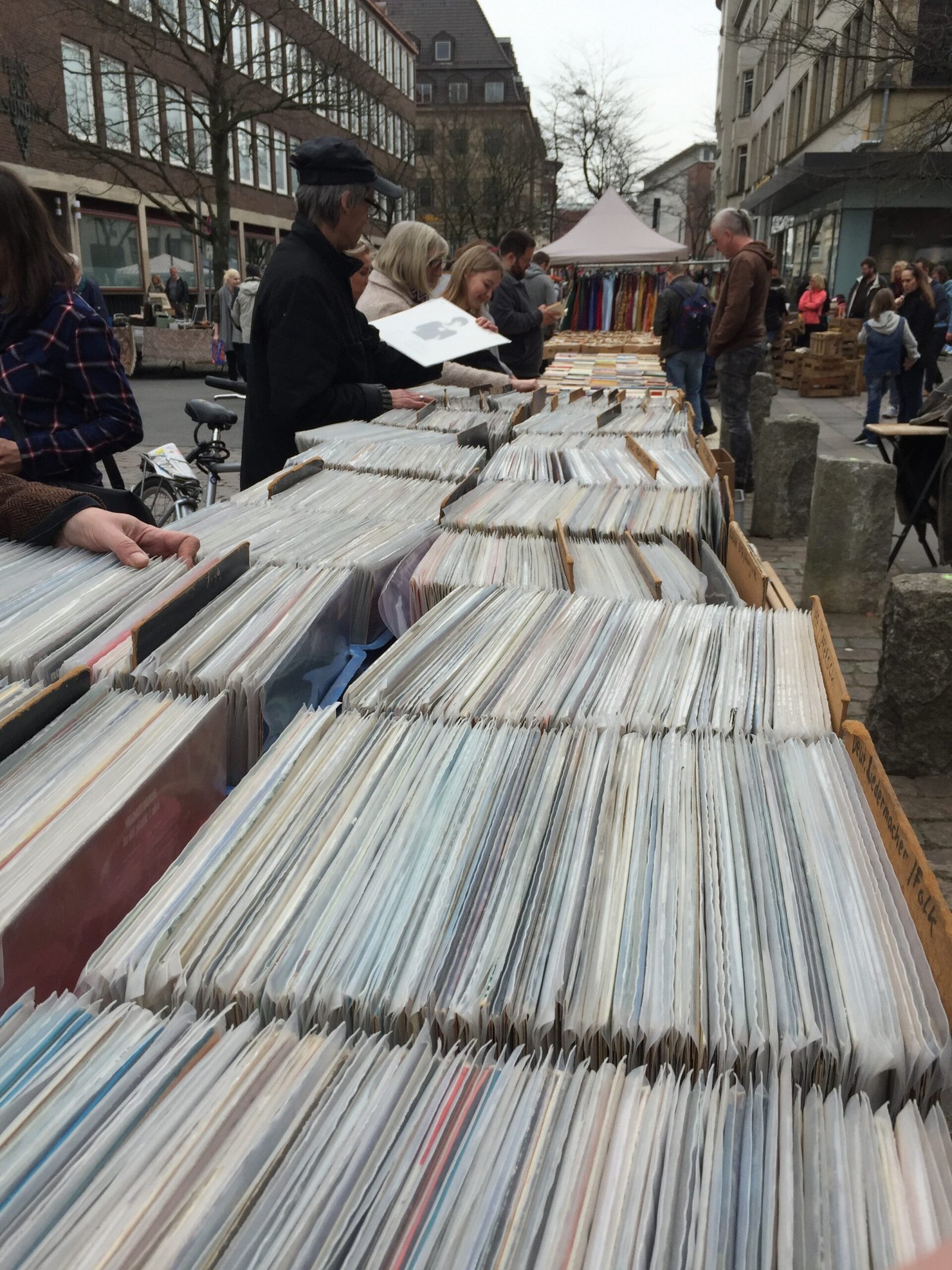 Growing Secondhand Market (image credits: By KarleHorn, CC BY 3.0, https://commons.wikimedia.org/w/index.php?curid=61366660)
