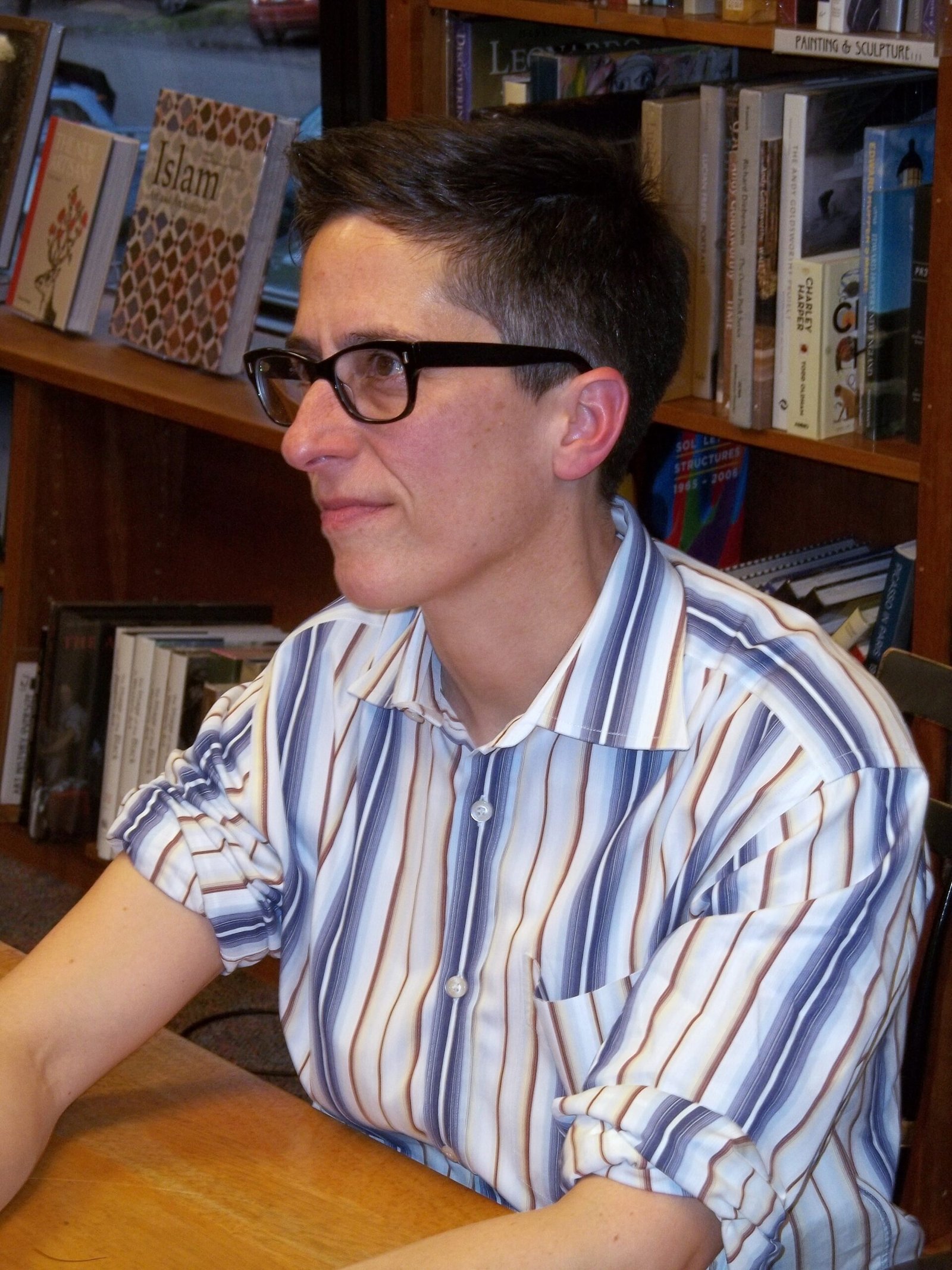 Fun Home: Reagan-Era Repression Through Queer Eyes (image credits: 101_3633 Alison Bechdel, CC BY 2.0, https://commons.wikimedia.org/w/index.php?curid=20333893)