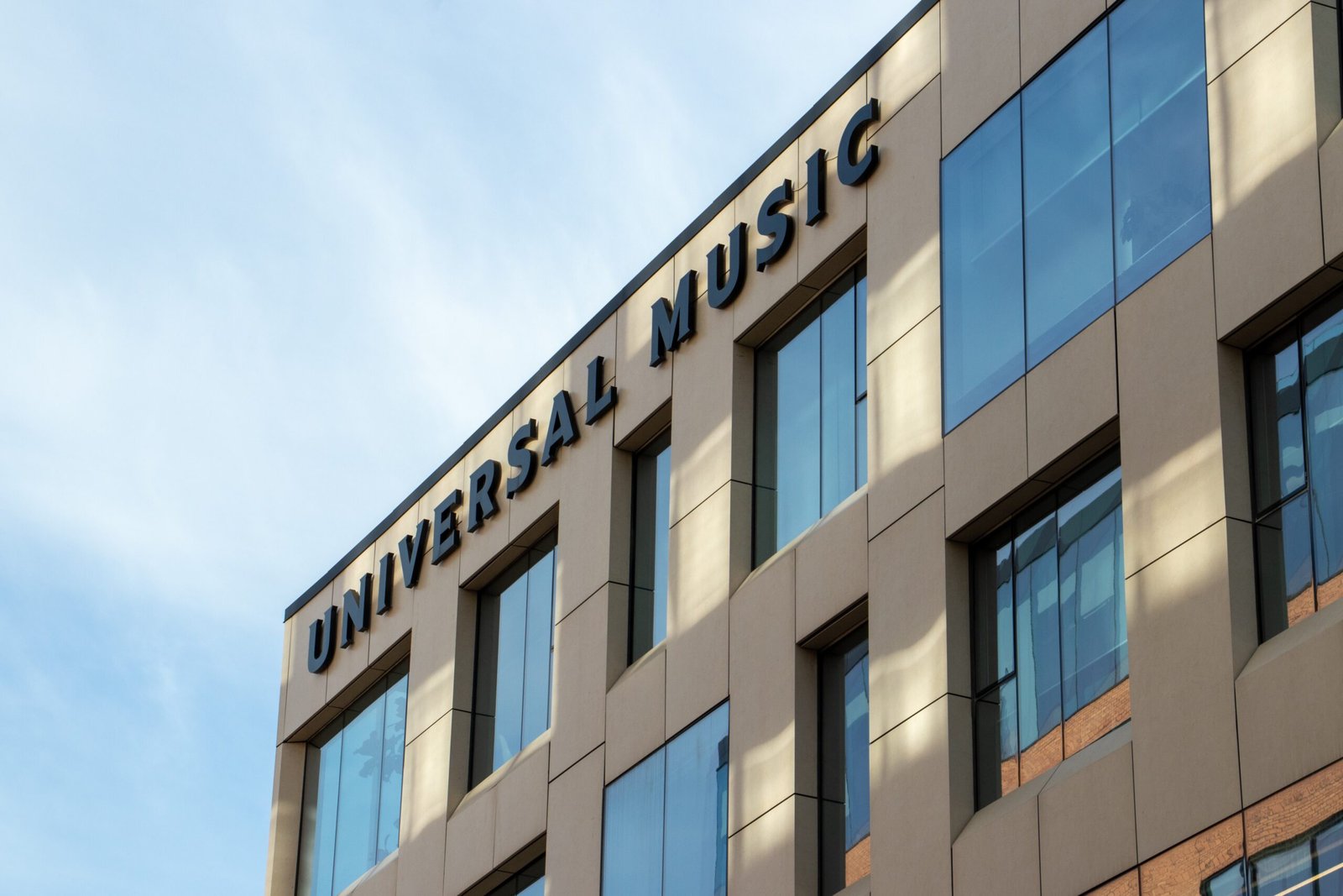 Major Labels Expanding Into New Territories (image credits: By Dillan Payne, CC BY-SA 2.0, https://commons.wikimedia.org/w/index.php?curid=161774950)