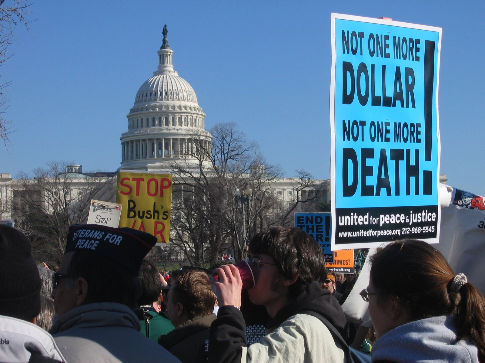 Massive Demonstrations on Anniversaries (image credits: By Aude, CC BY-SA 2.5, https://commons.wikimedia.org/w/index.php?curid=1607796)