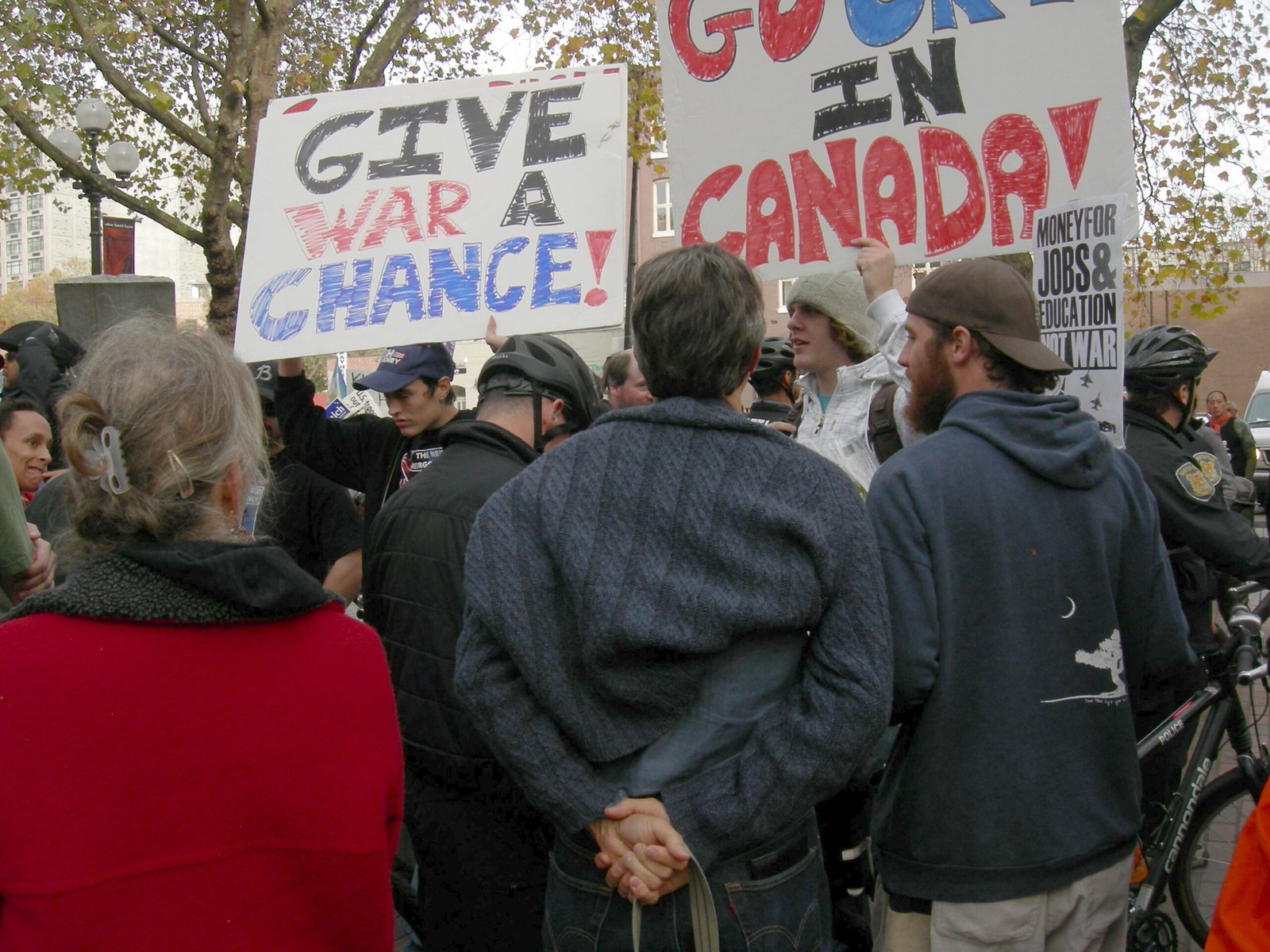 Counter-Protests and Divisions in Public Opinion (image credits: Photo by Joe Mabel, CC BY-SA 3.0, https://commons.wikimedia.org/w/index.php?curid=2998546)